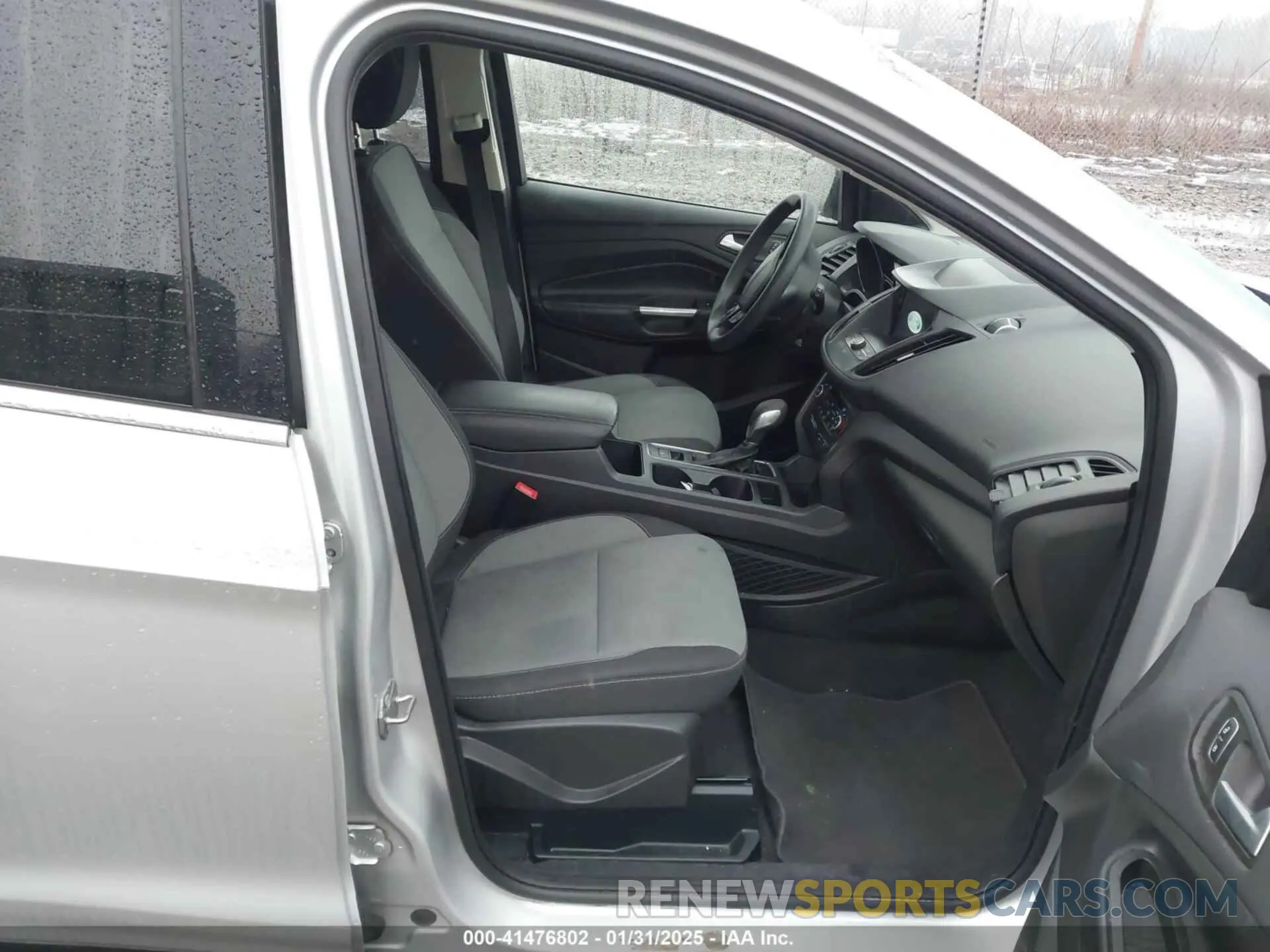 5 Photograph of a damaged car 1FMCU9GD6KUB22822 FORD ESCAPE 2019