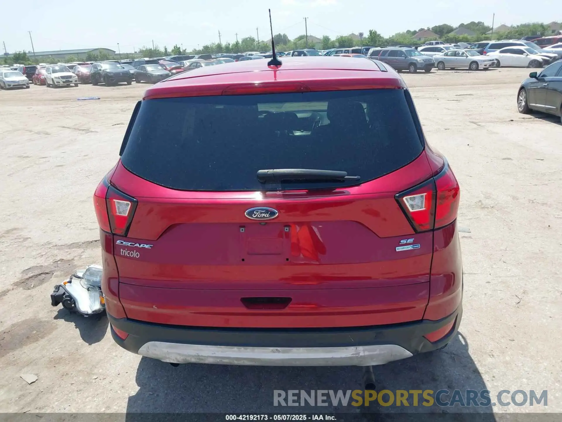 17 Photograph of a damaged car 1FMCU9GD6KUB24800 FORD ESCAPE 2019