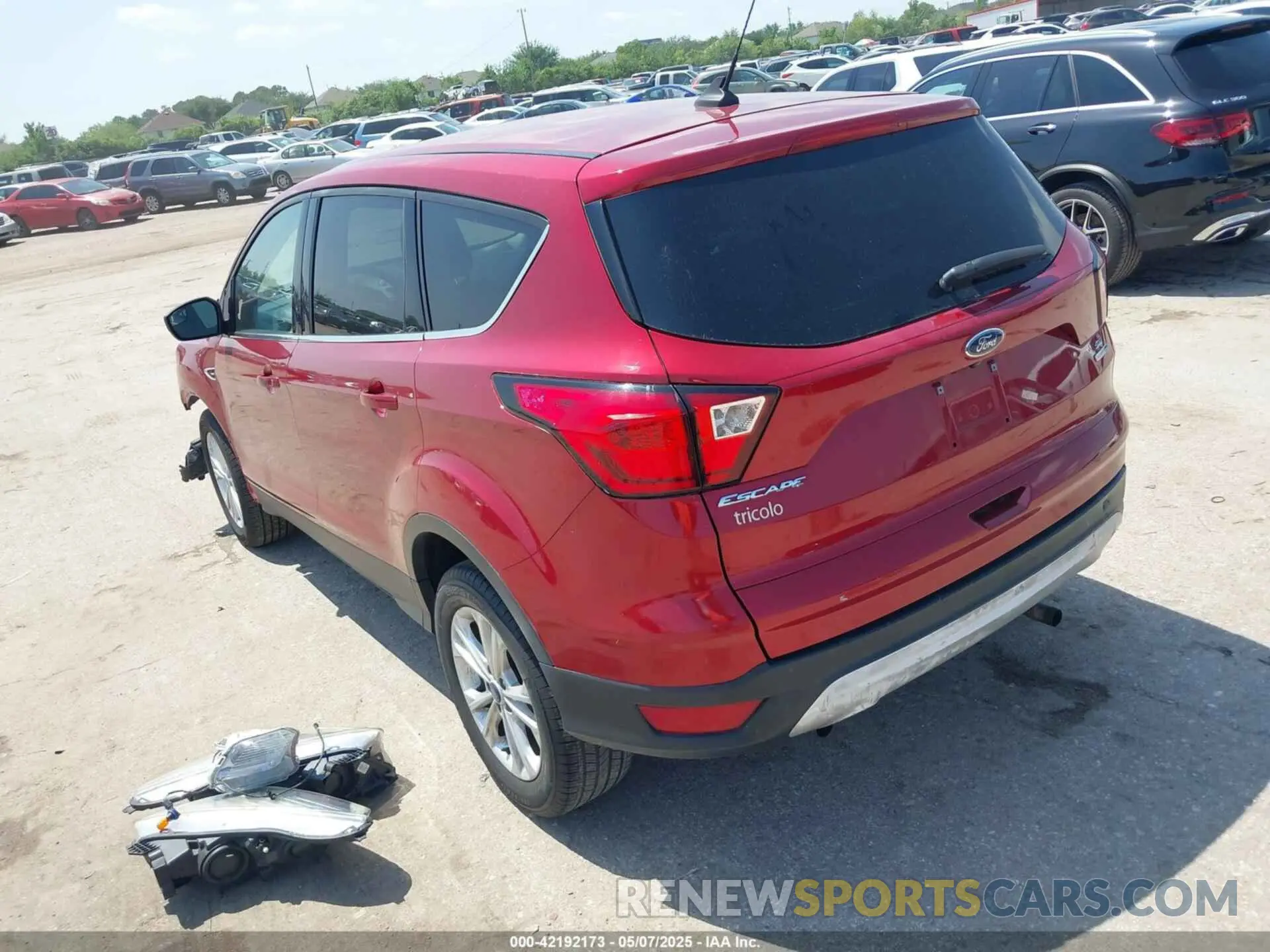 3 Photograph of a damaged car 1FMCU9GD6KUB24800 FORD ESCAPE 2019