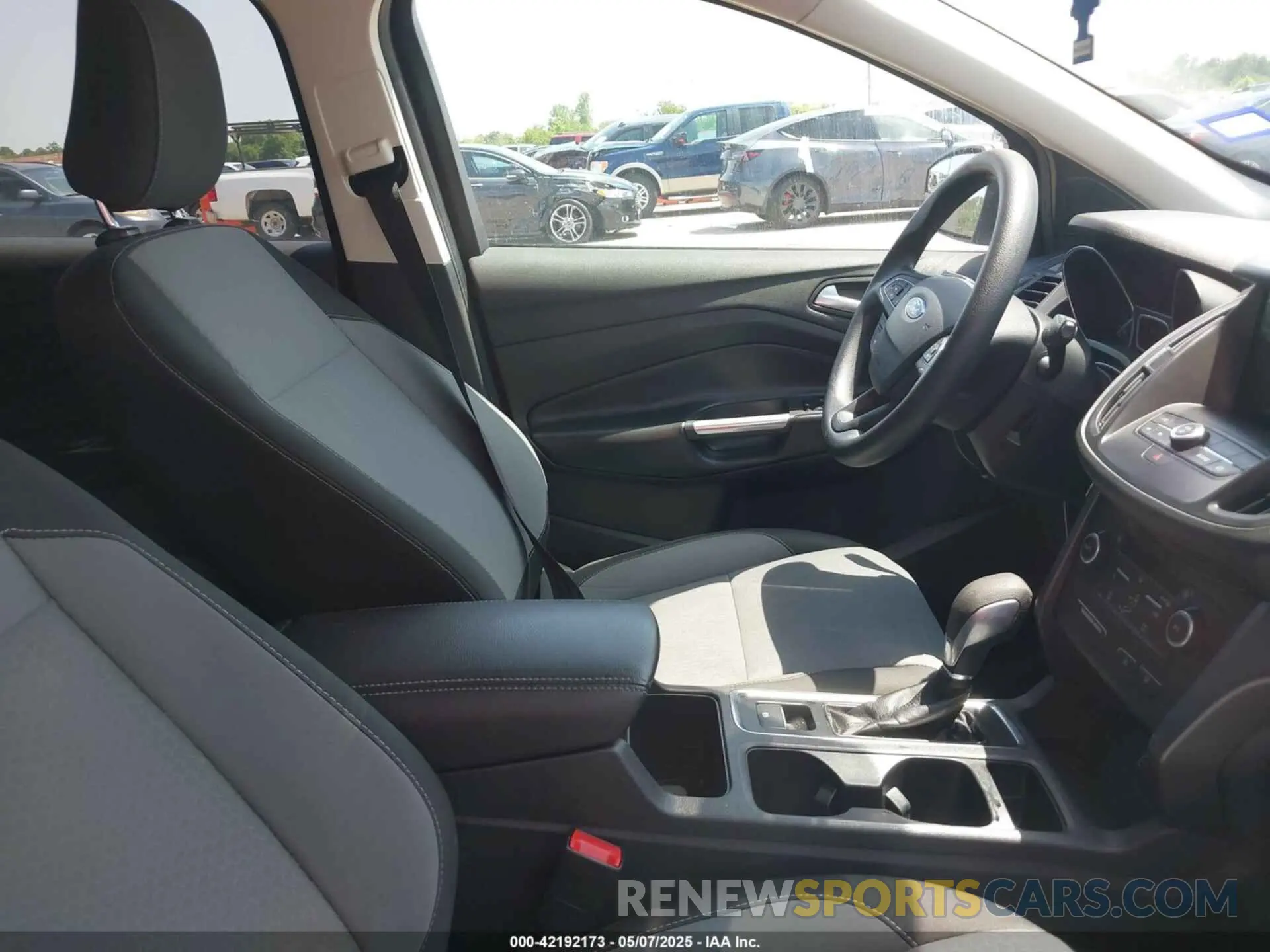 5 Photograph of a damaged car 1FMCU9GD6KUB24800 FORD ESCAPE 2019