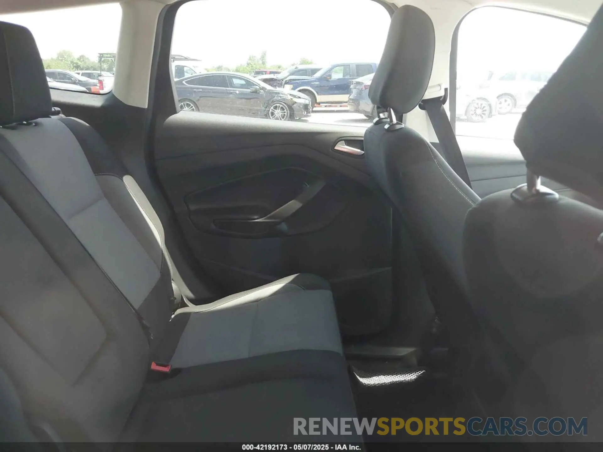 8 Photograph of a damaged car 1FMCU9GD6KUB24800 FORD ESCAPE 2019