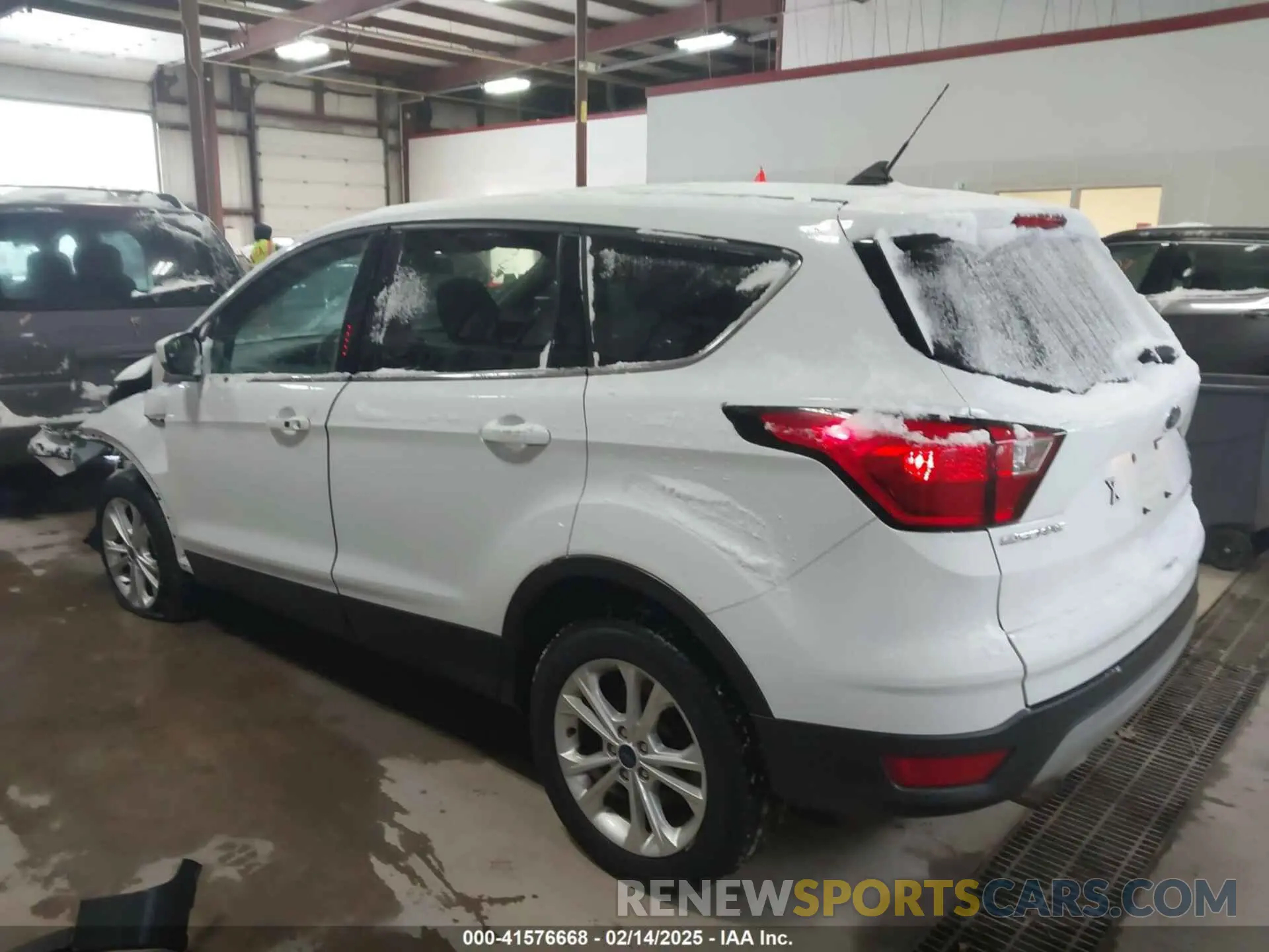 3 Фотография поврежденного автомобиля 1FMCU9GD7KUC34075 FORD ESCAPE 2019