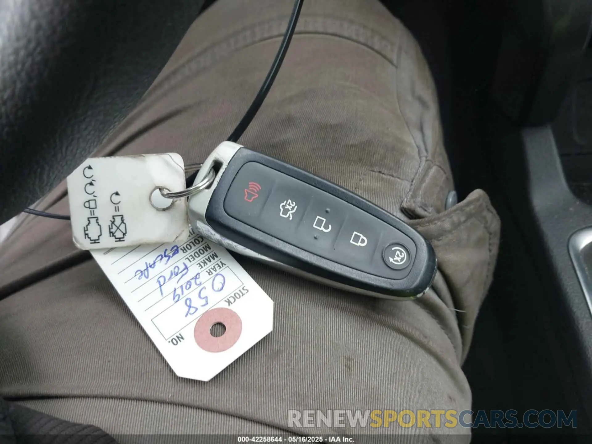 11 Photograph of a damaged car 1FMCU9GD8KUA73154 FORD ESCAPE 2019
