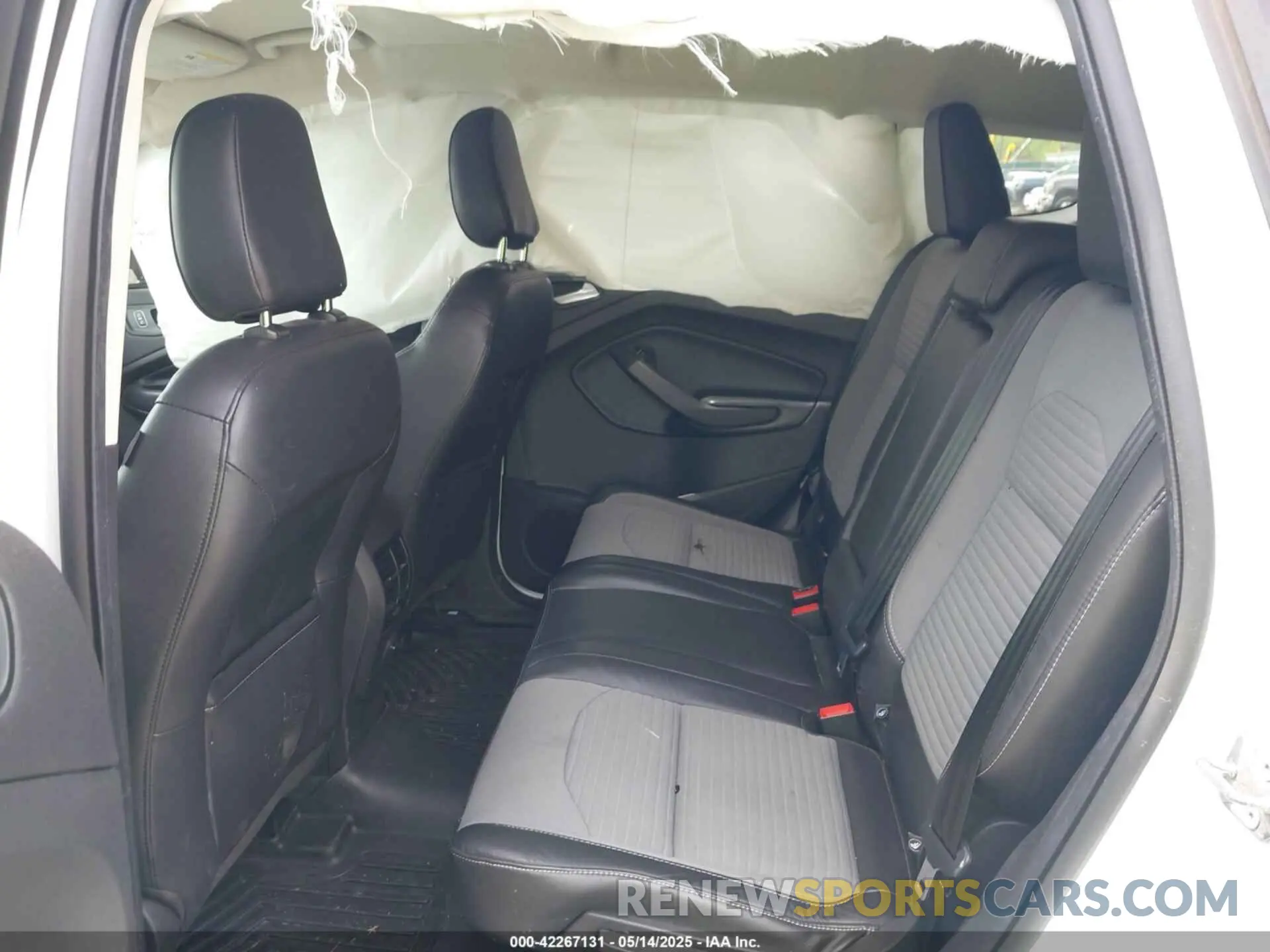 8 Photograph of a damaged car 1FMCU9GD8KUB42375 FORD ESCAPE 2019
