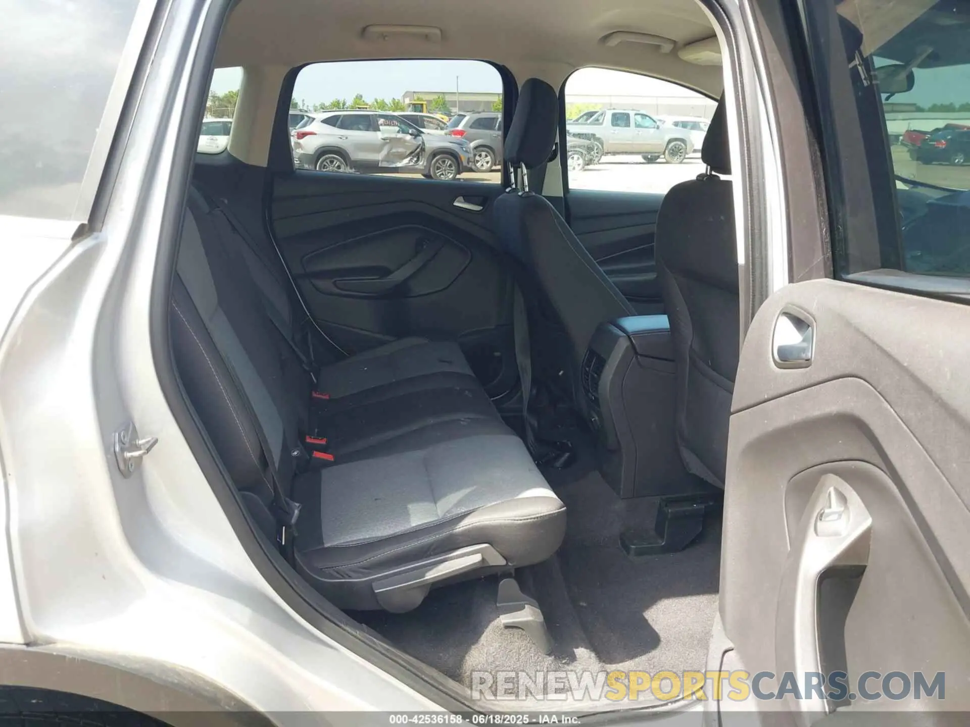 8 Photograph of a damaged car 1FMCU9GD8KUB52436 FORD ESCAPE 2019