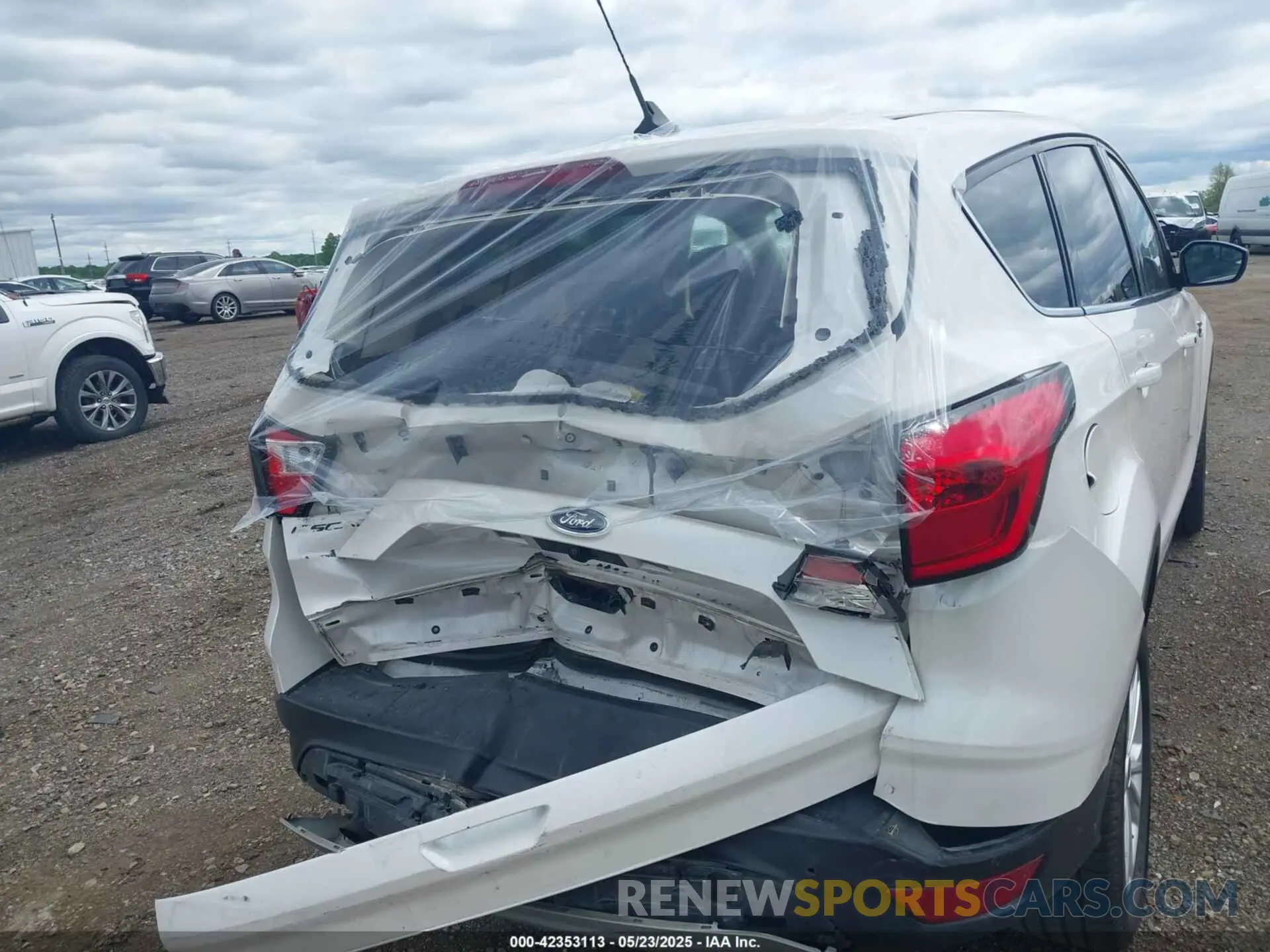 17 Photograph of a damaged car 1FMCU9GD9KUA52670 FORD ESCAPE 2019