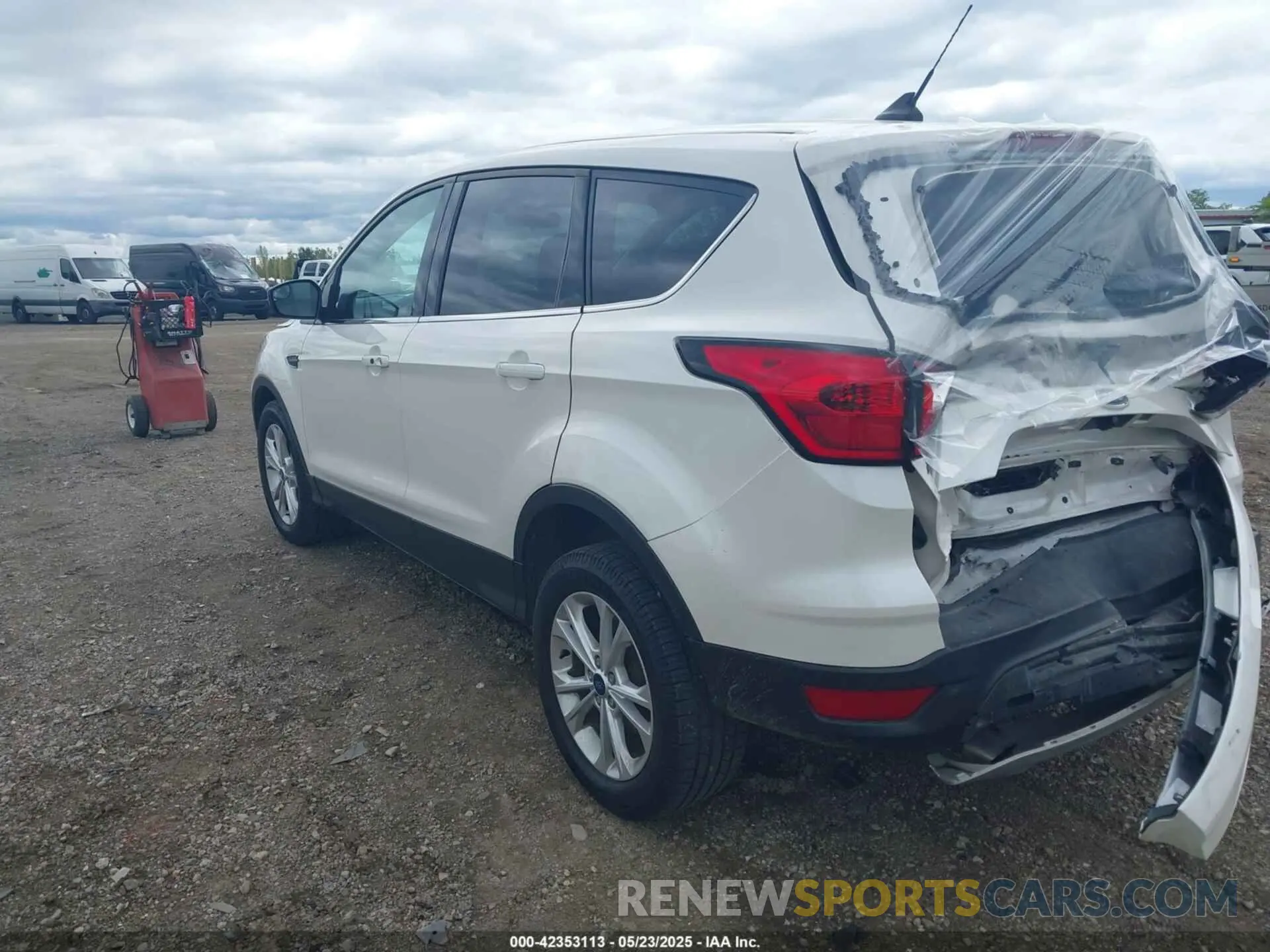 3 Photograph of a damaged car 1FMCU9GD9KUA52670 FORD ESCAPE 2019