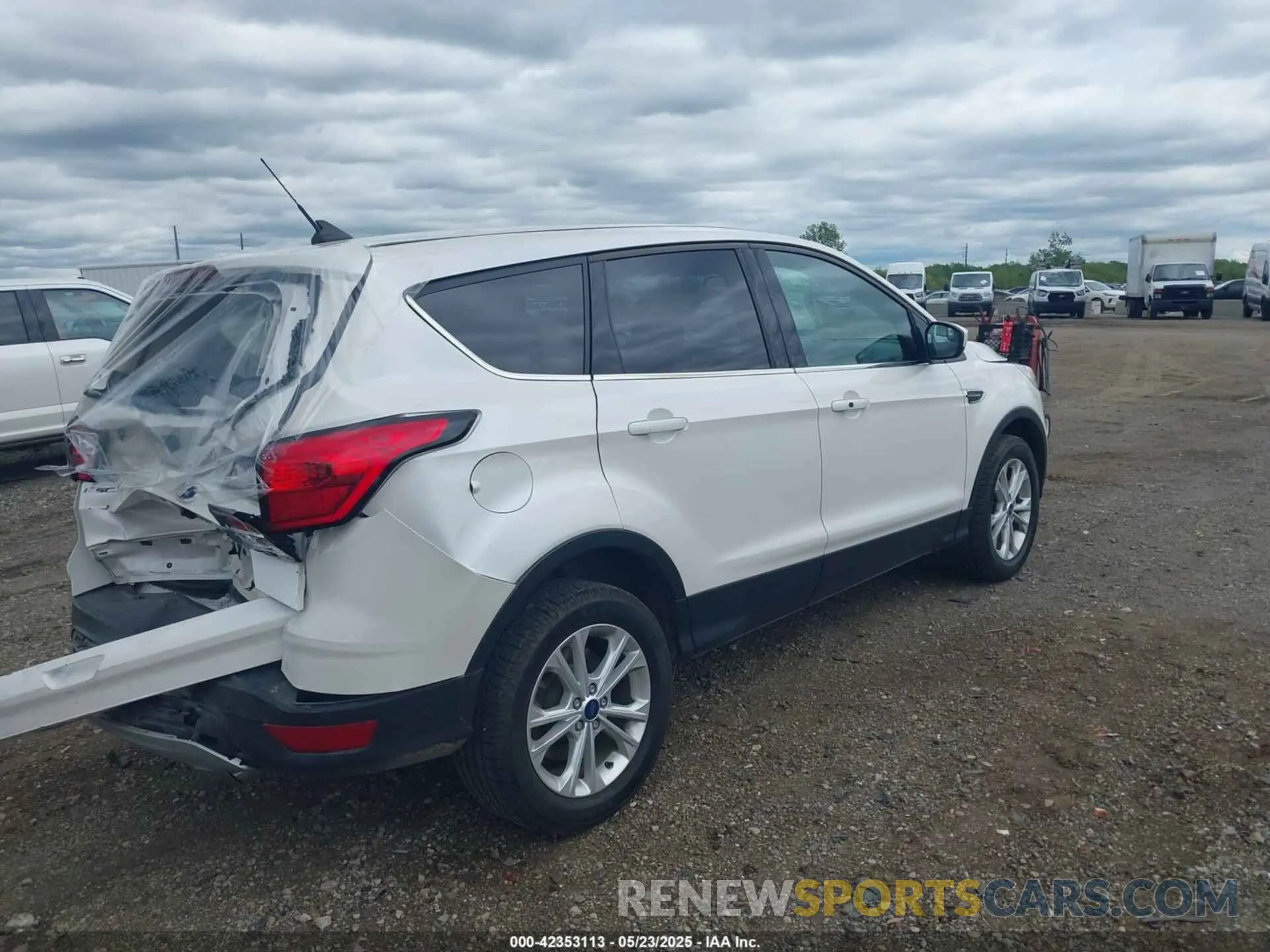 4 Photograph of a damaged car 1FMCU9GD9KUA52670 FORD ESCAPE 2019