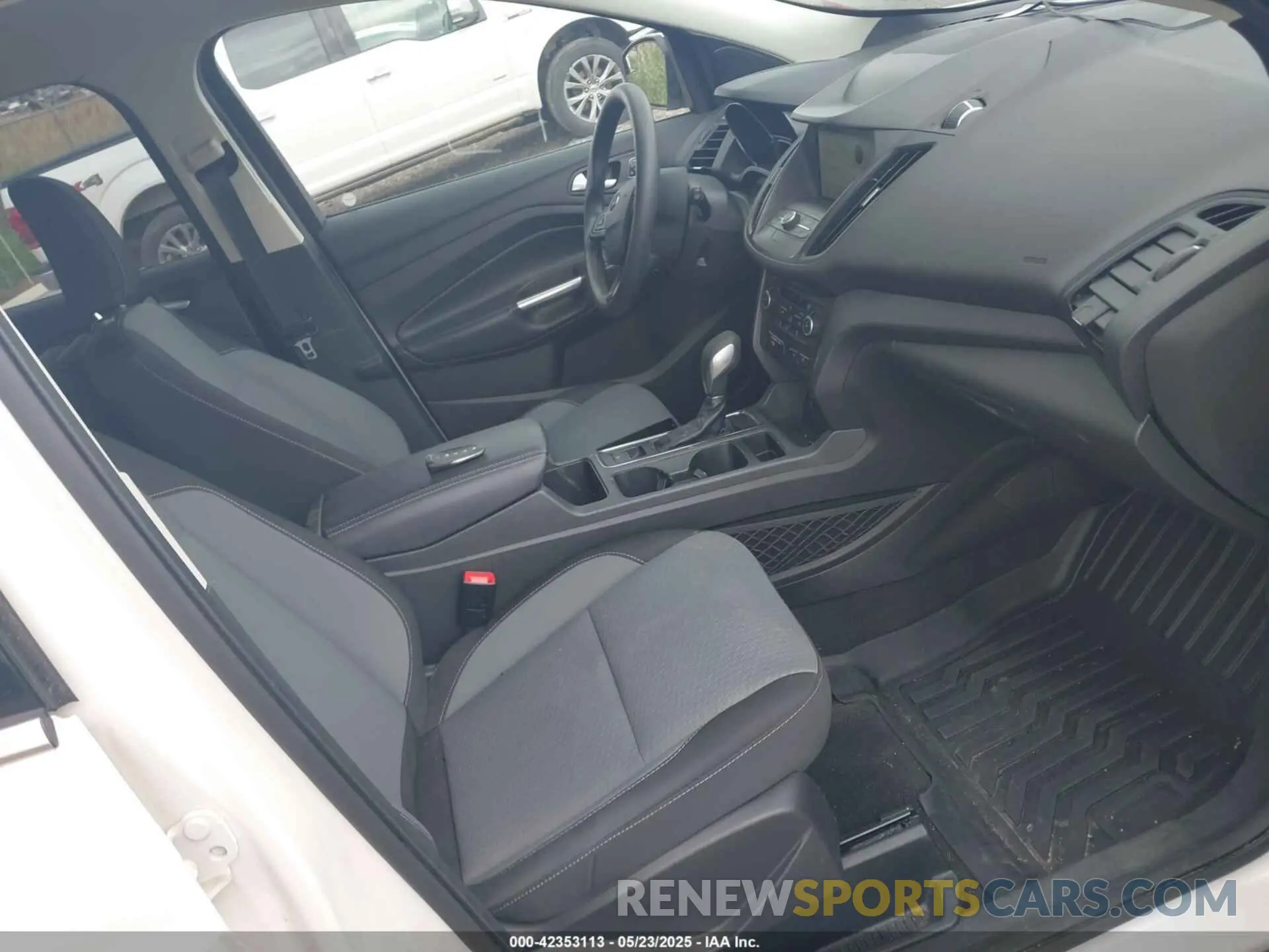 5 Photograph of a damaged car 1FMCU9GD9KUA52670 FORD ESCAPE 2019
