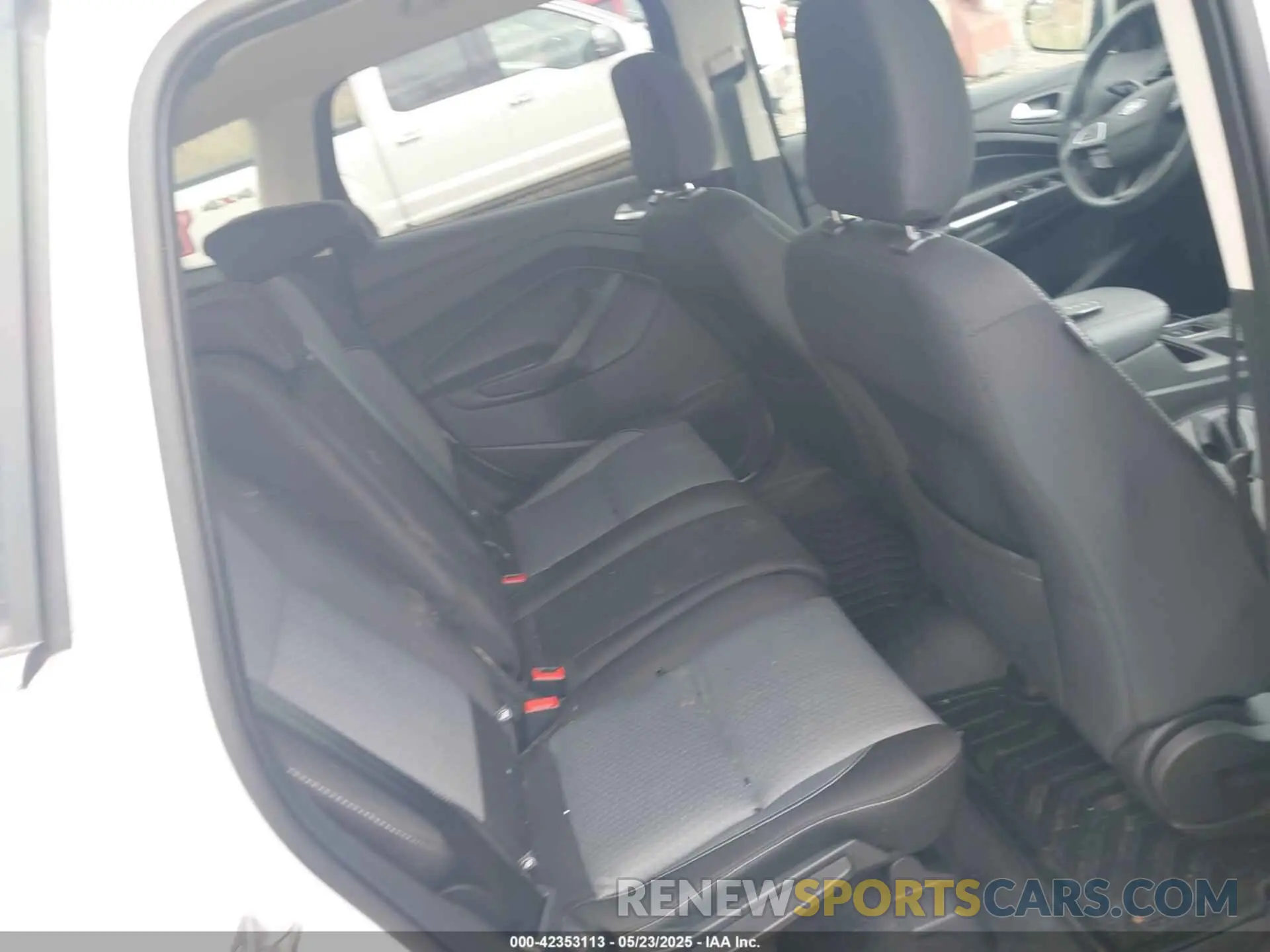 8 Photograph of a damaged car 1FMCU9GD9KUA52670 FORD ESCAPE 2019
