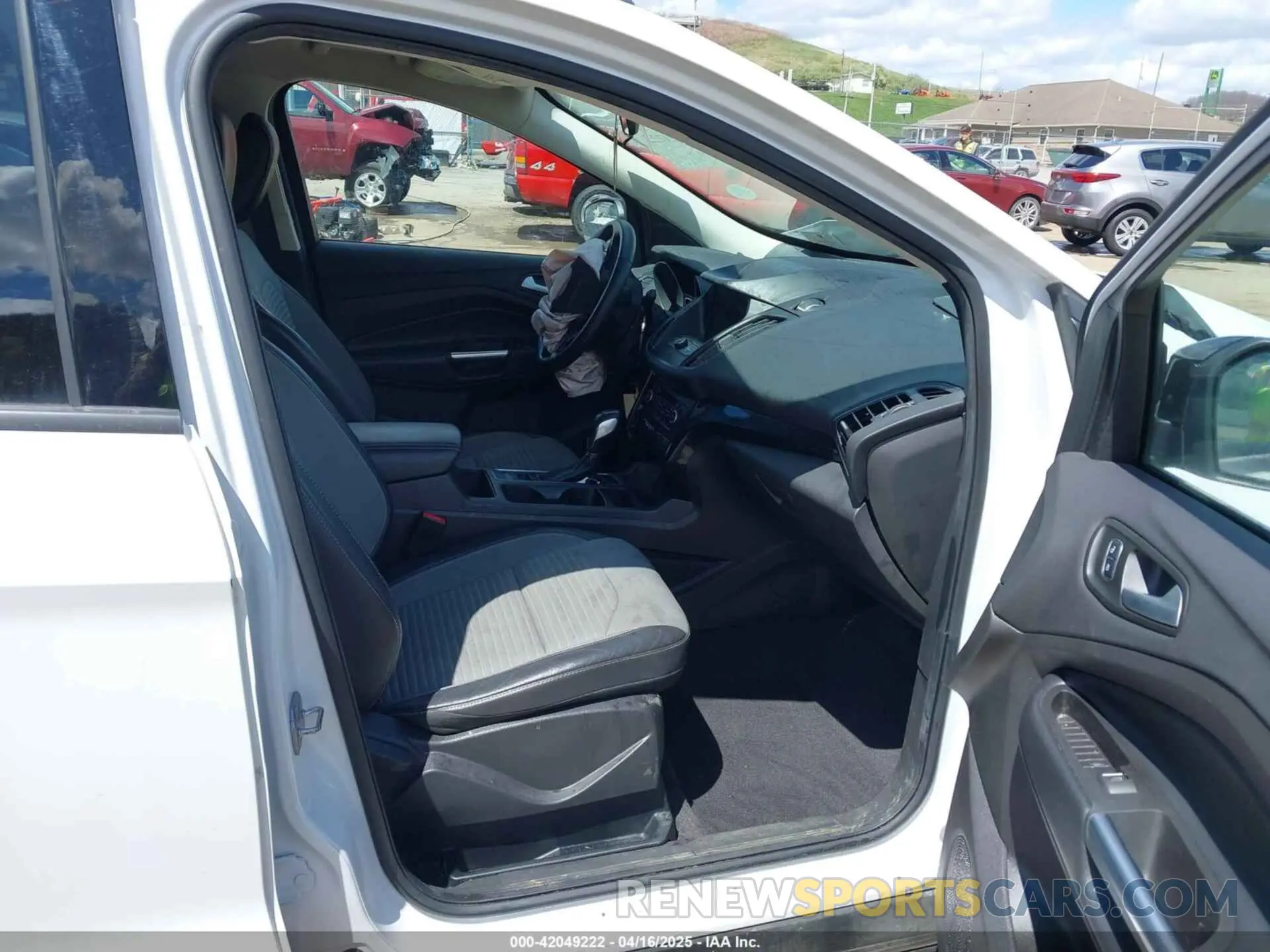 5 Photograph of a damaged car 1FMCU9GD9KUA95020 FORD ESCAPE 2019