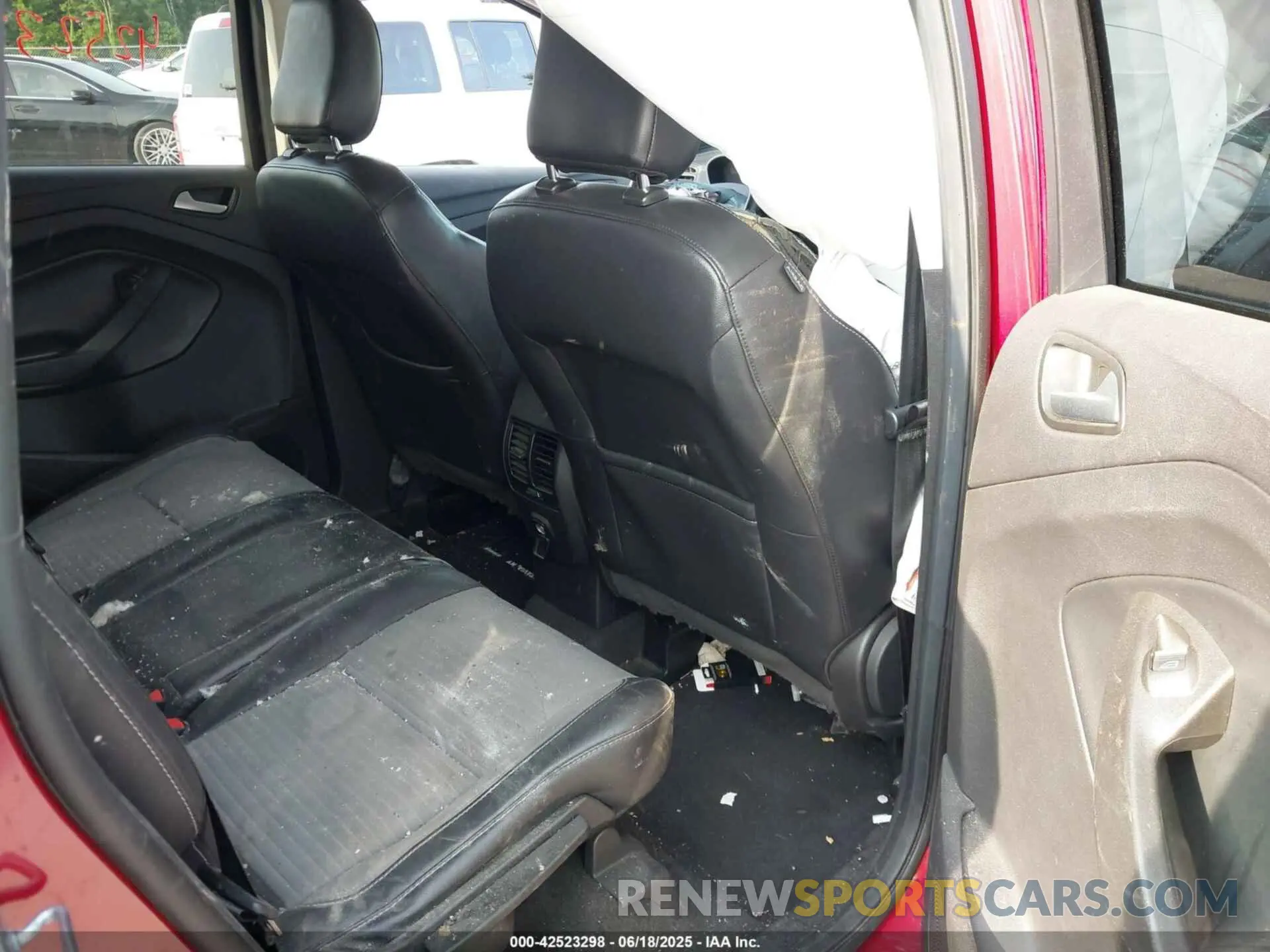 8 Photograph of a damaged car 1FMCU9GD9KUC43974 FORD ESCAPE 2019