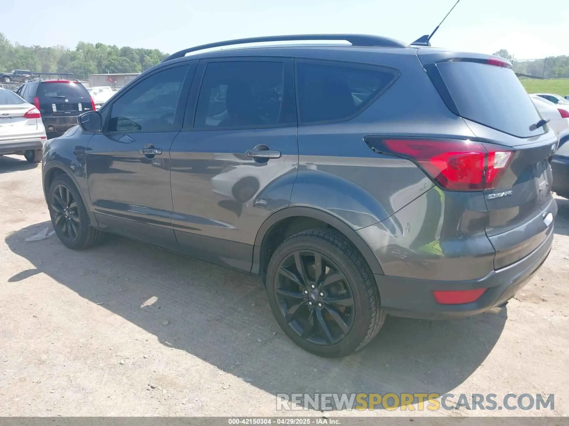 3 Фотография поврежденного автомобиля 1FMCU9GDXKUC19327 FORD ESCAPE 2019