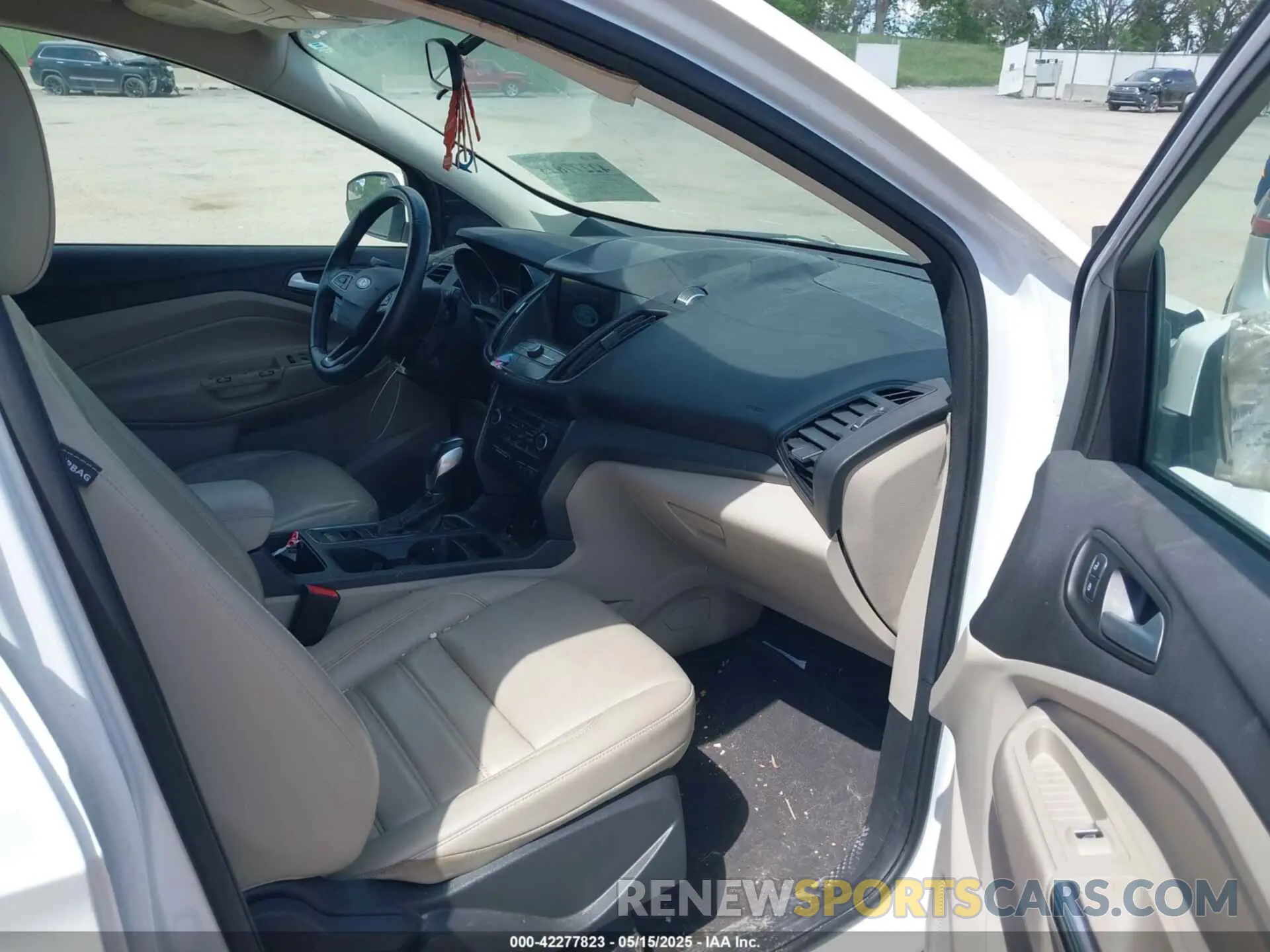 5 Photograph of a damaged car 1FMCU9HD4KUB01773 FORD ESCAPE 2019