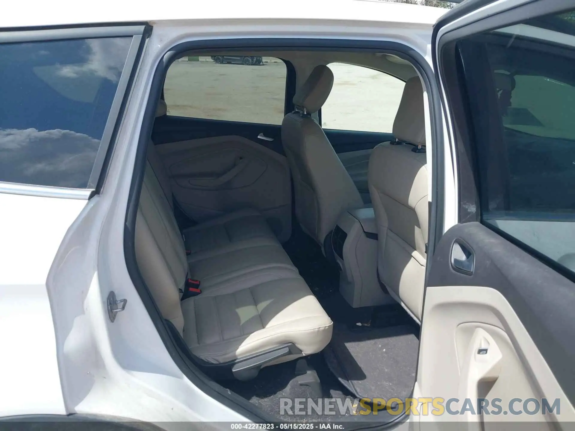 8 Photograph of a damaged car 1FMCU9HD4KUB01773 FORD ESCAPE 2019
