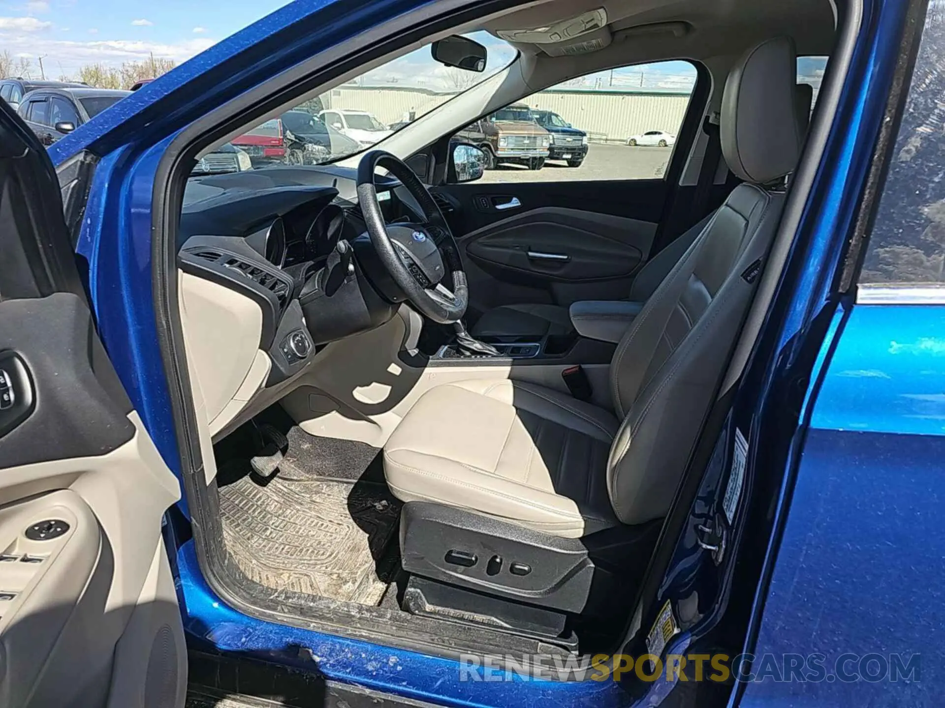 17 Photograph of a damaged car 1FMCU9HD5KUB82489 FORD ESCAPE 2019