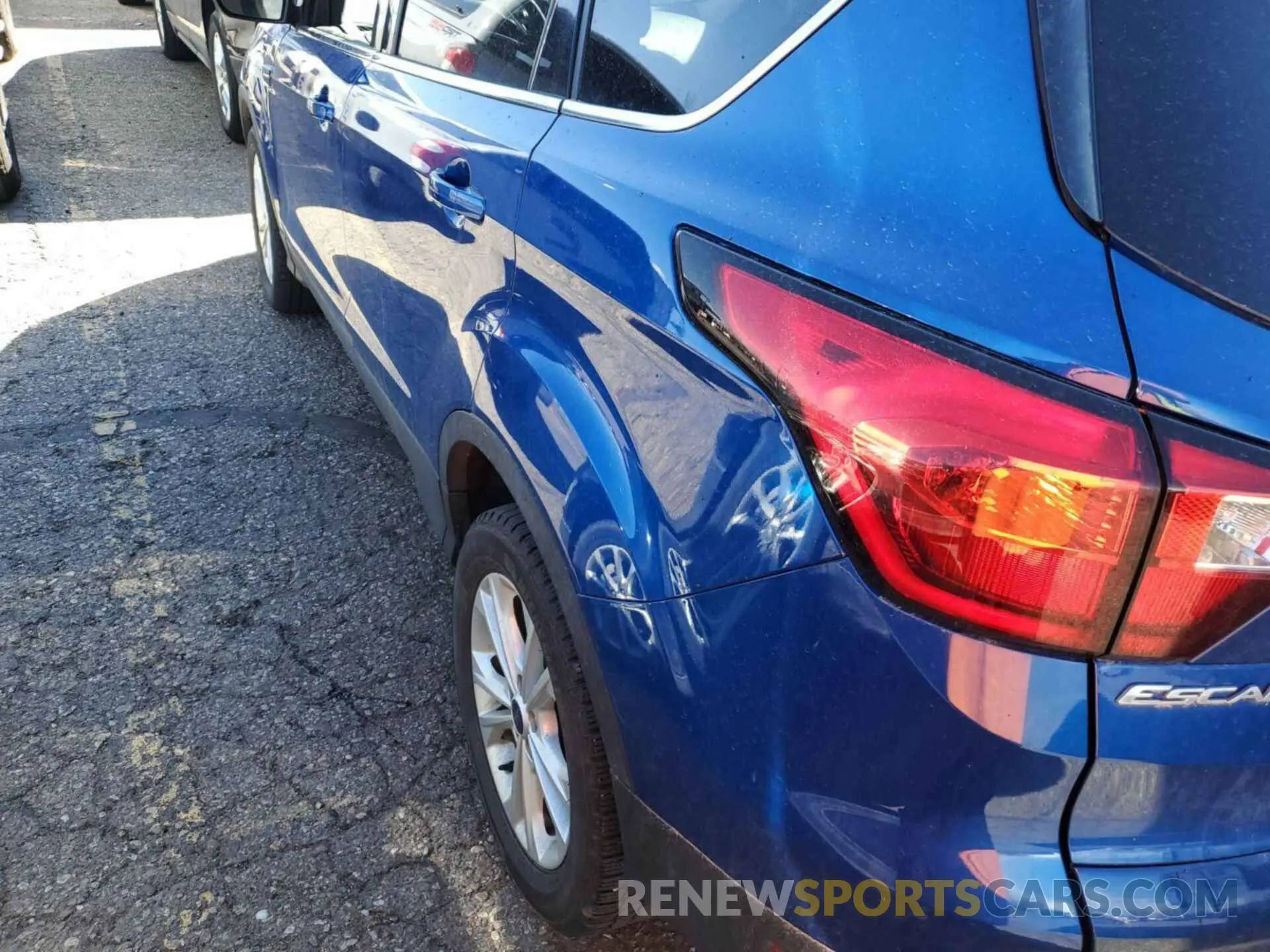 19 Photograph of a damaged car 1FMCU9HD5KUB82489 FORD ESCAPE 2019