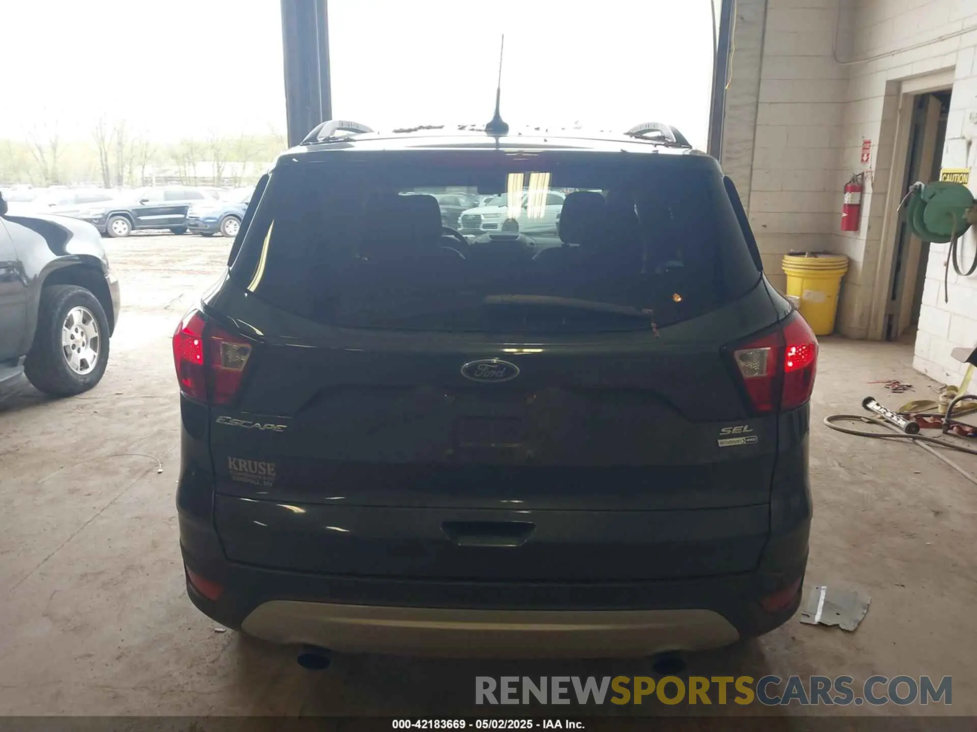 16 Photograph of a damaged car 1FMCU9HD5KUB88860 FORD ESCAPE 2019