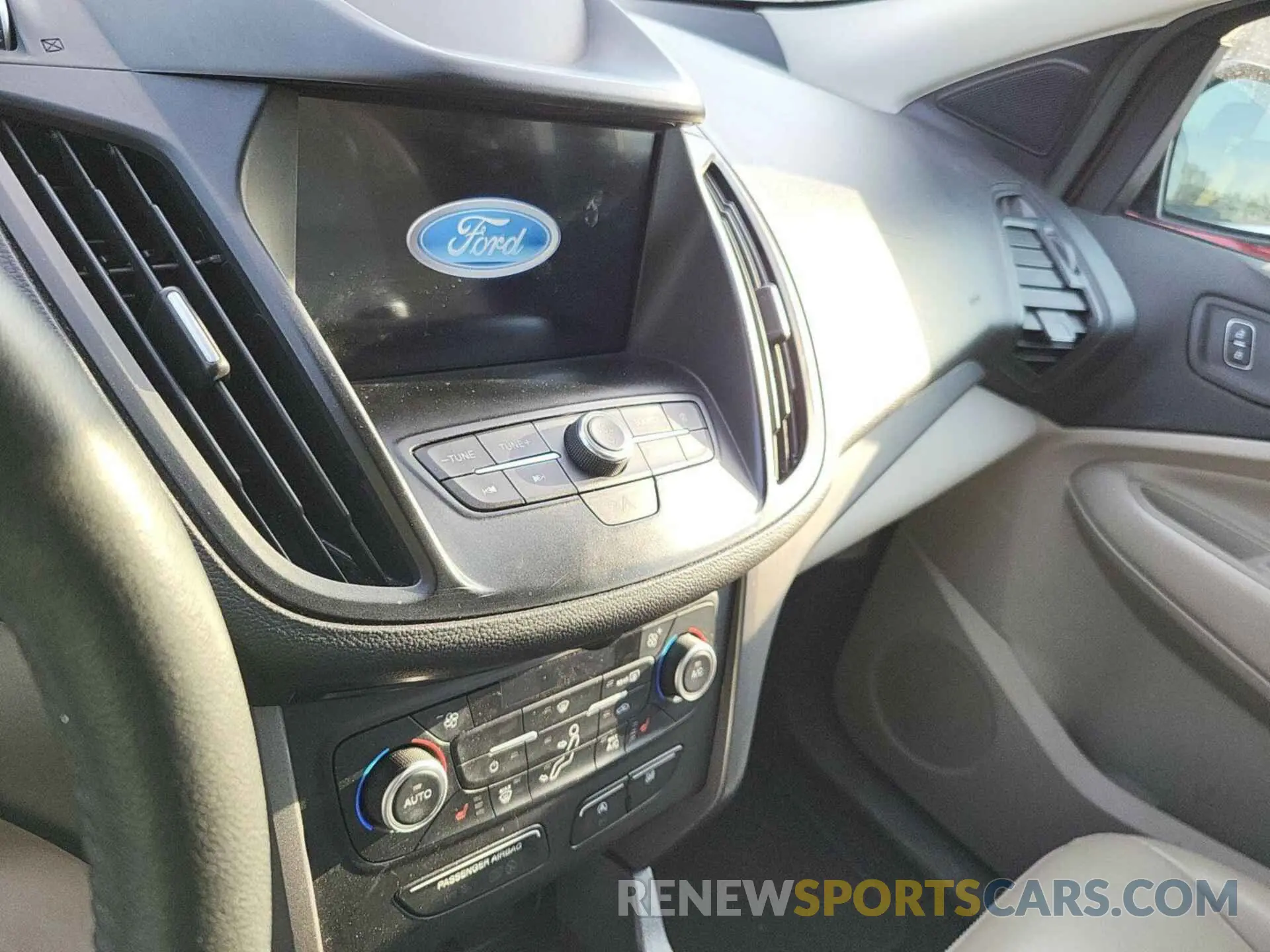29 Photograph of a damaged car 1FMCU9HD6KUB82422 FORD ESCAPE 2019