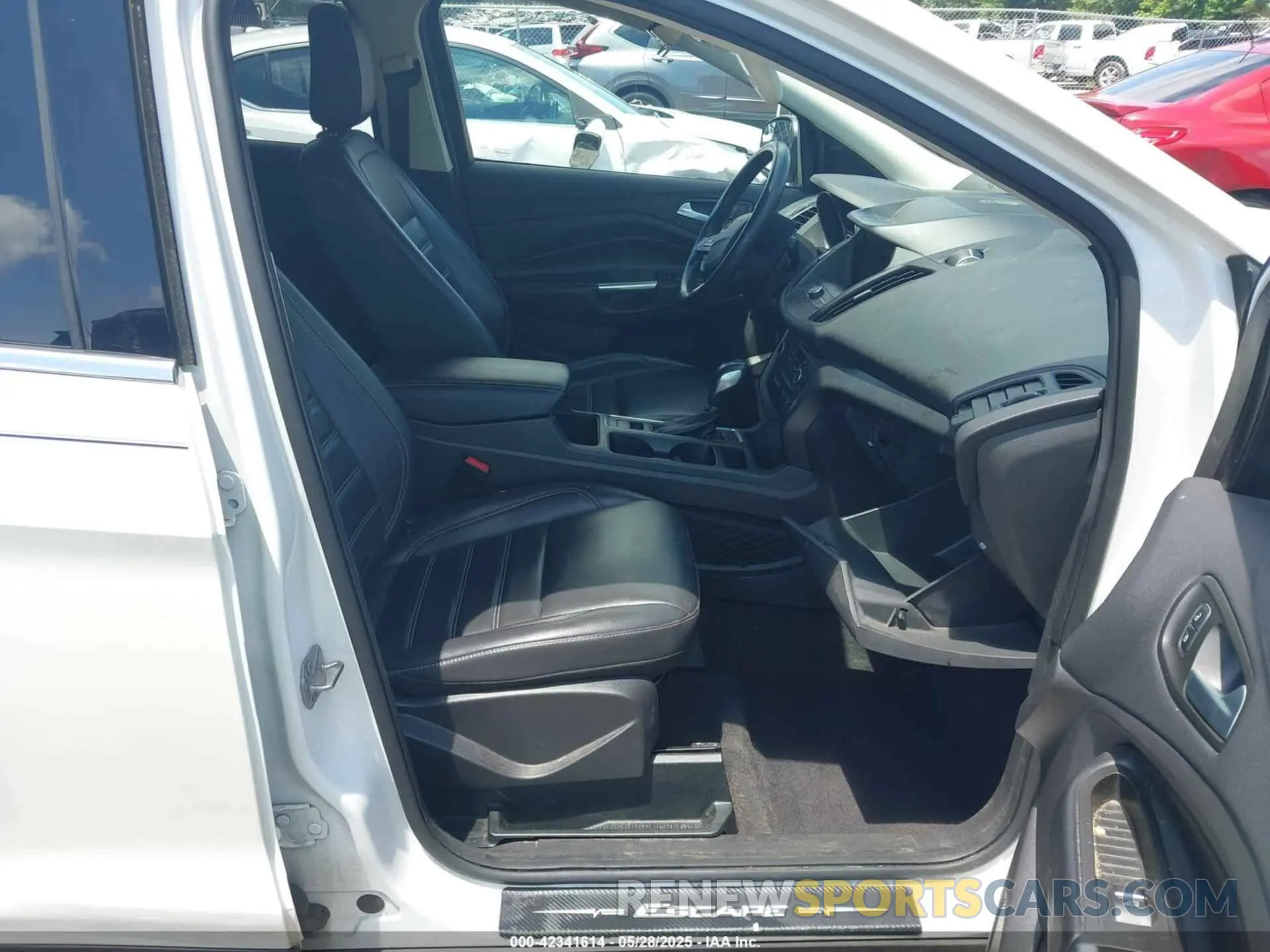 5 Photograph of a damaged car 1FMCU9HD6KUB94392 FORD ESCAPE 2019