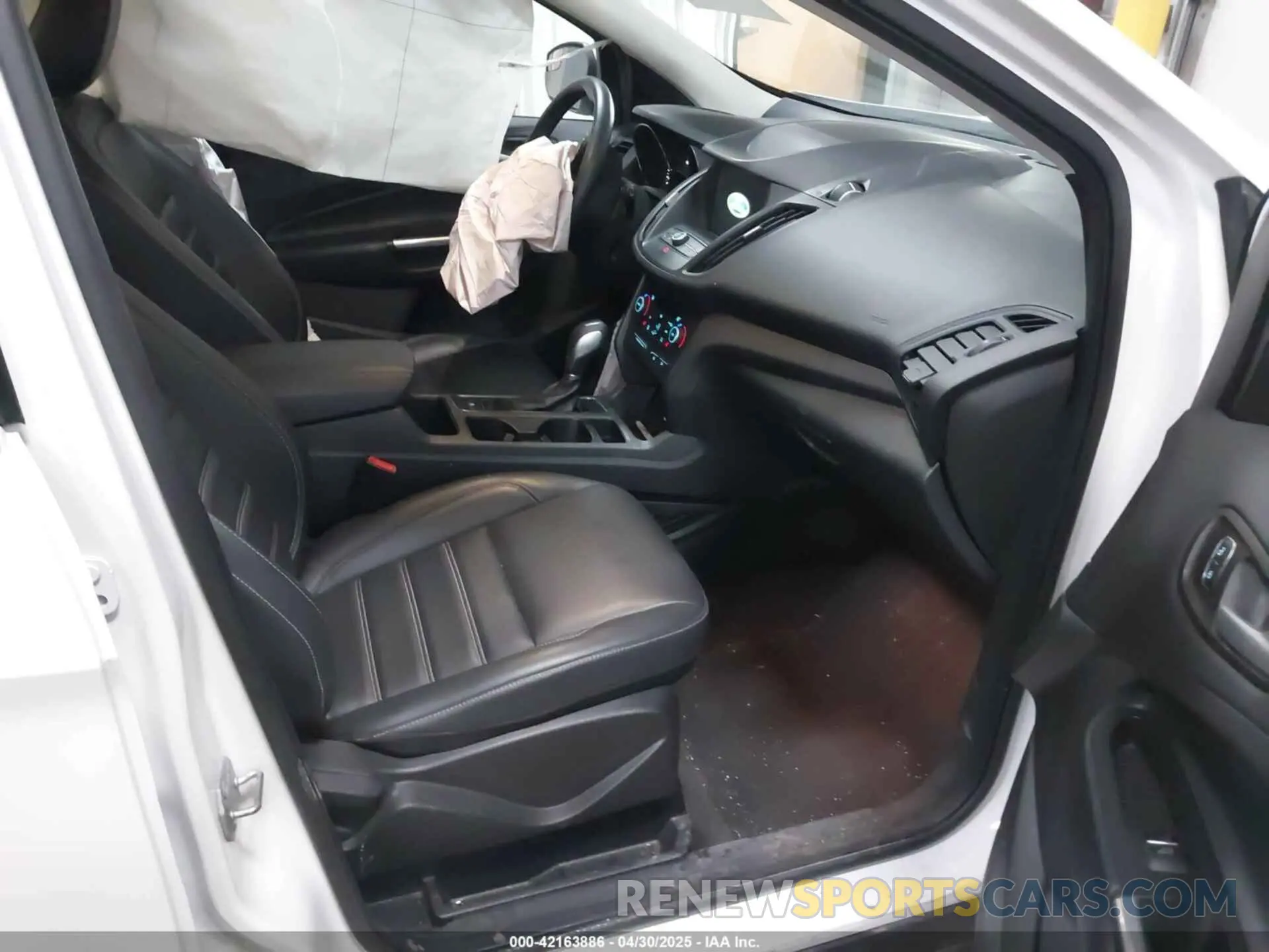 5 Фотография поврежденного автомобиля 1FMCU9HD6KUC31120 FORD ESCAPE 2019