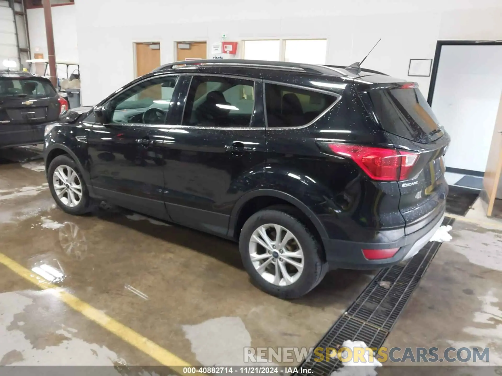 3 Photograph of a damaged car 1FMCU9HD8KUA70320 FORD ESCAPE 2019