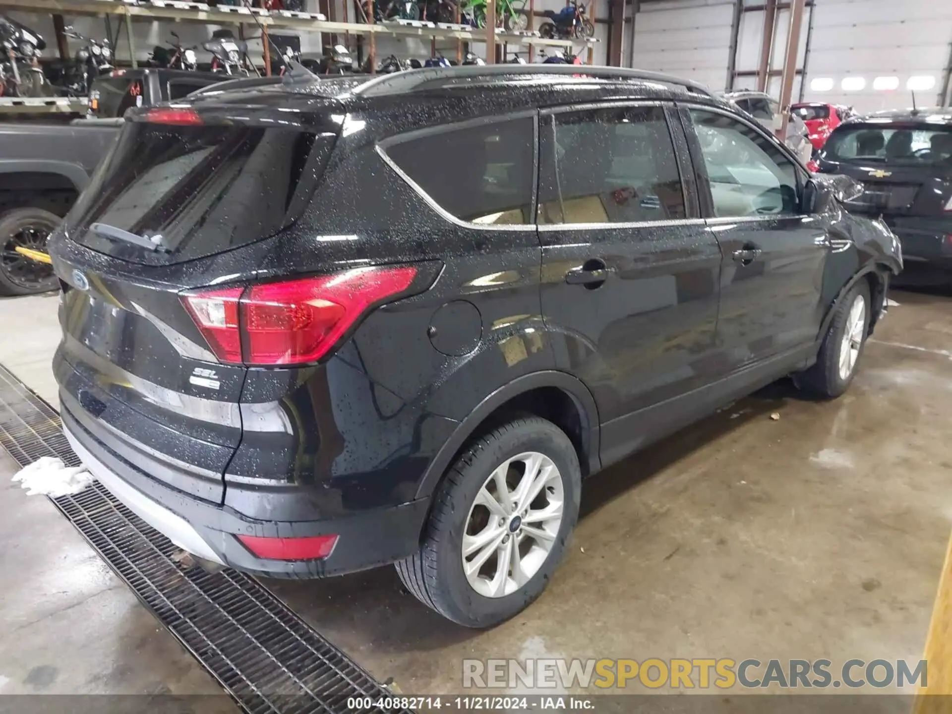 4 Photograph of a damaged car 1FMCU9HD8KUA70320 FORD ESCAPE 2019