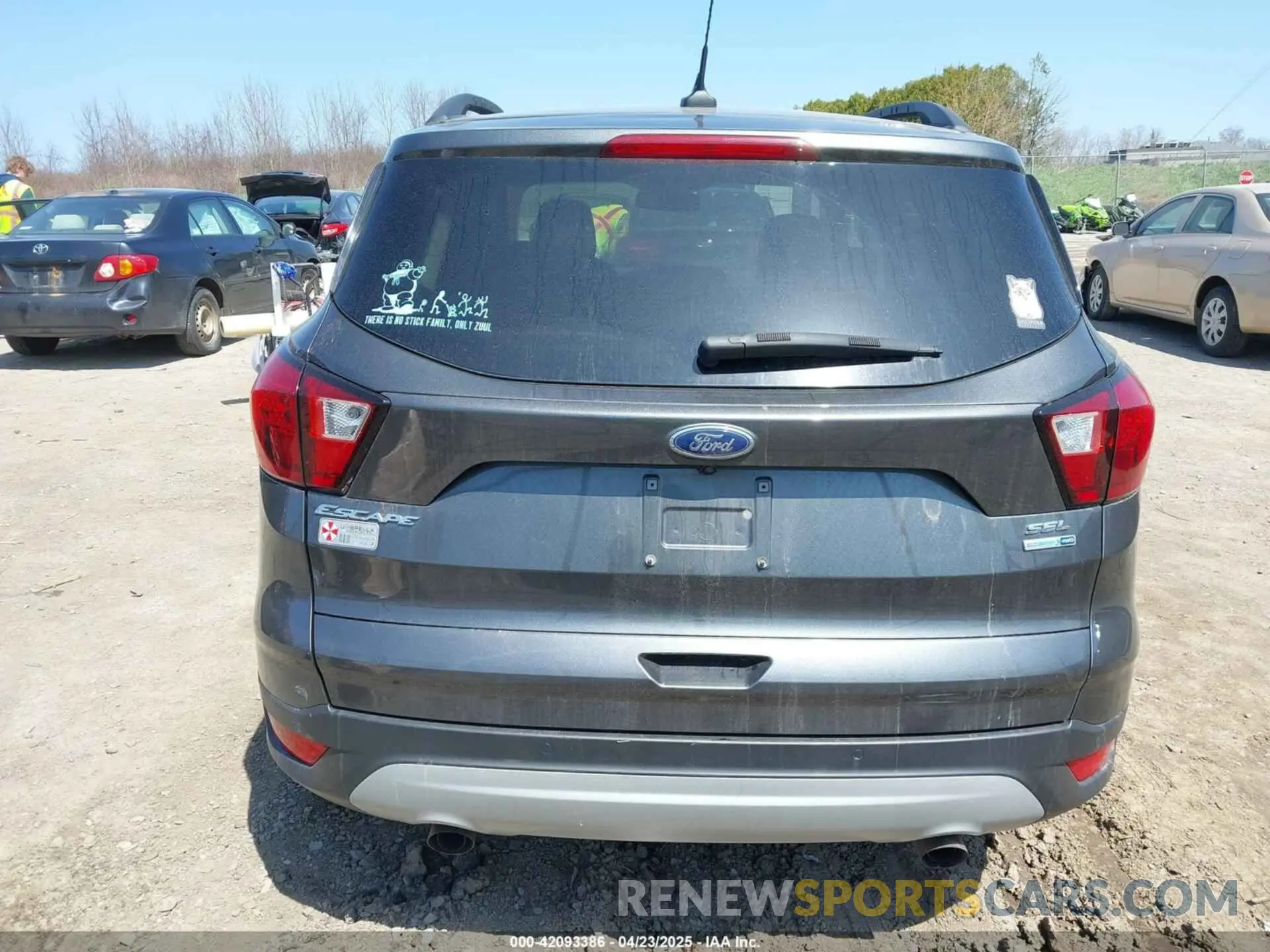 17 Photograph of a damaged car 1FMCU9HD9KUB73827 FORD ESCAPE 2019