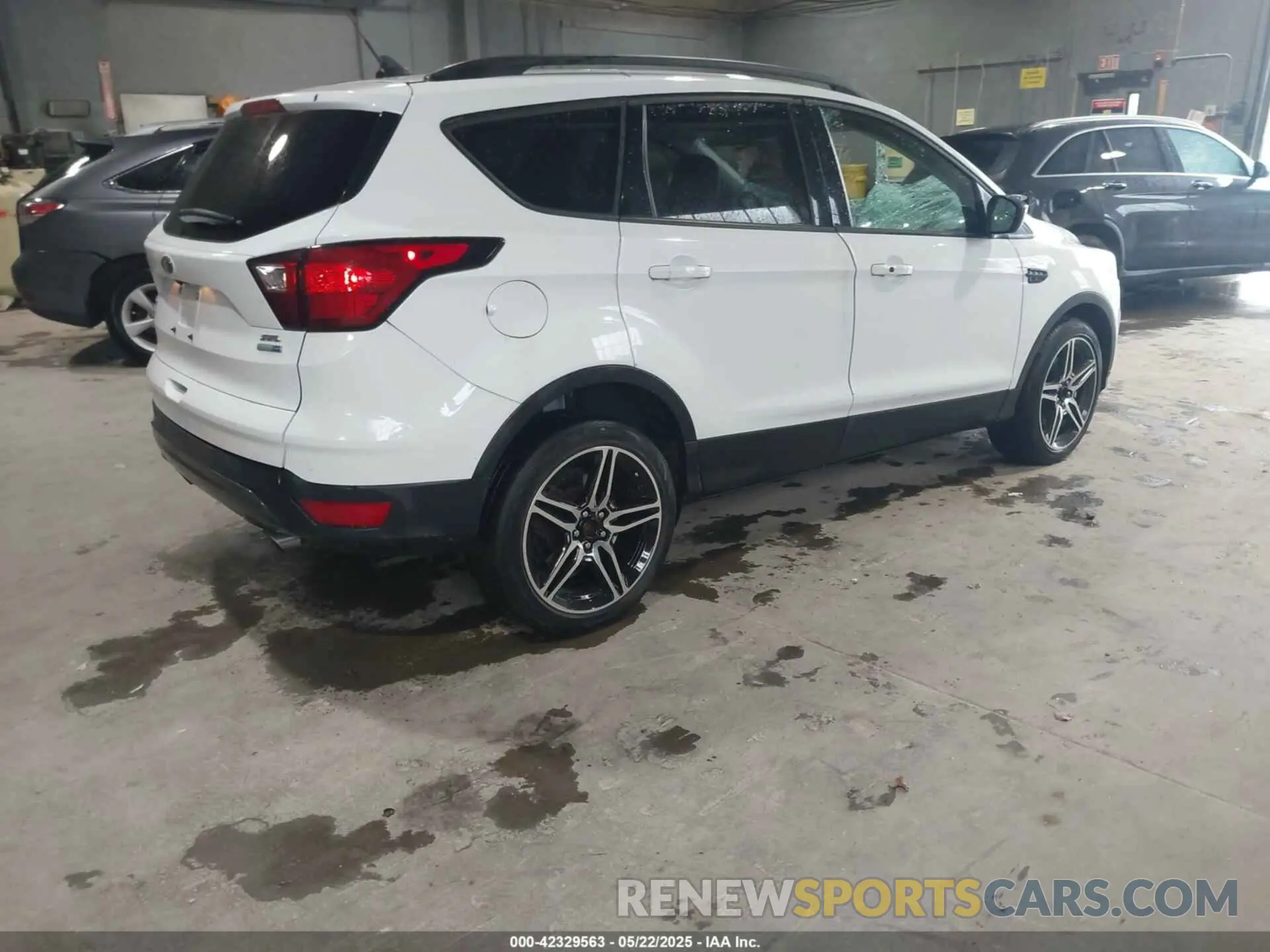 4 Photograph of a damaged car 1FMCU9HDXKUA66057 FORD ESCAPE 2019