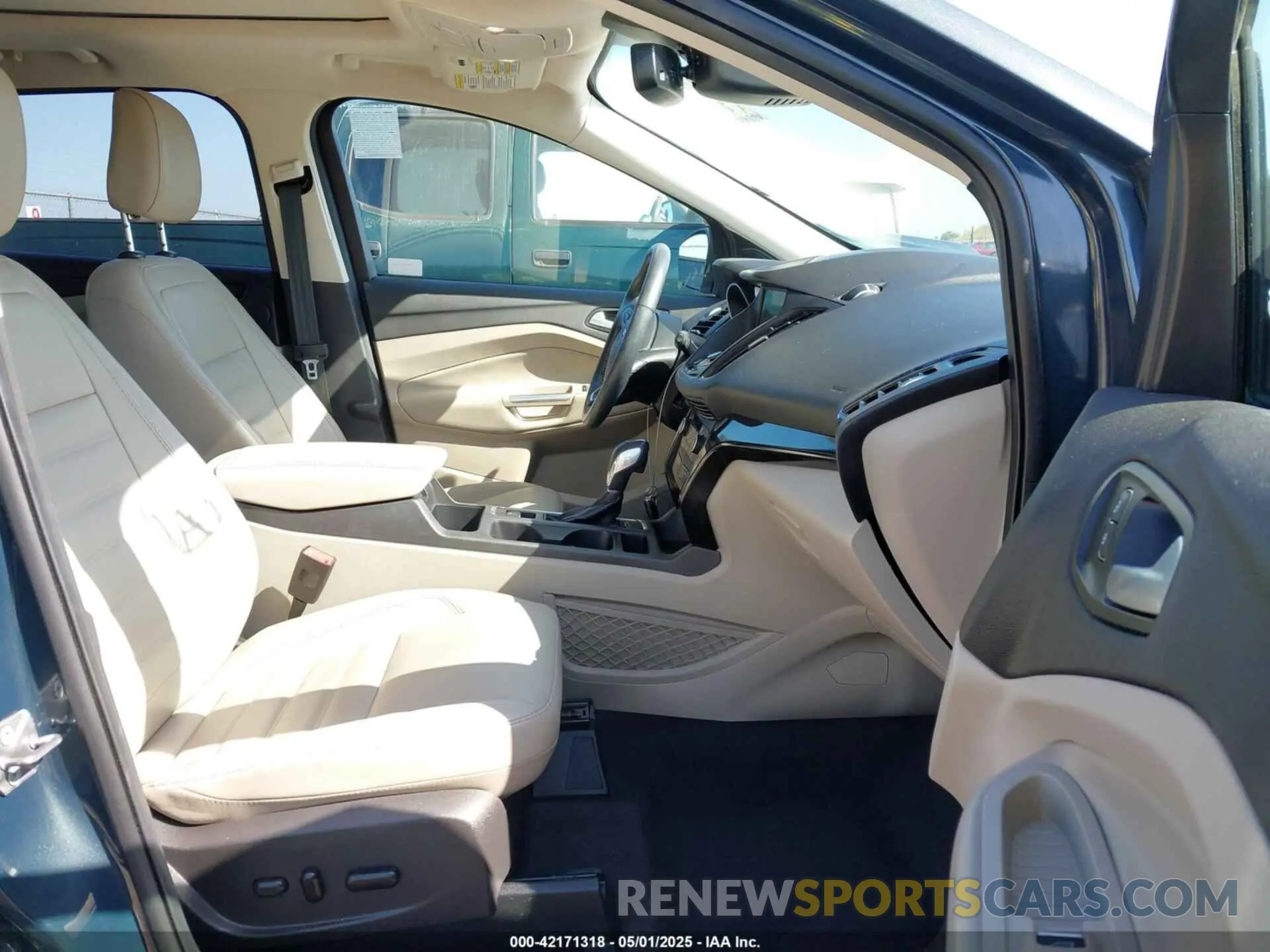 5 Photograph of a damaged car 1FMCU9J90KUB69249 FORD ESCAPE 2019