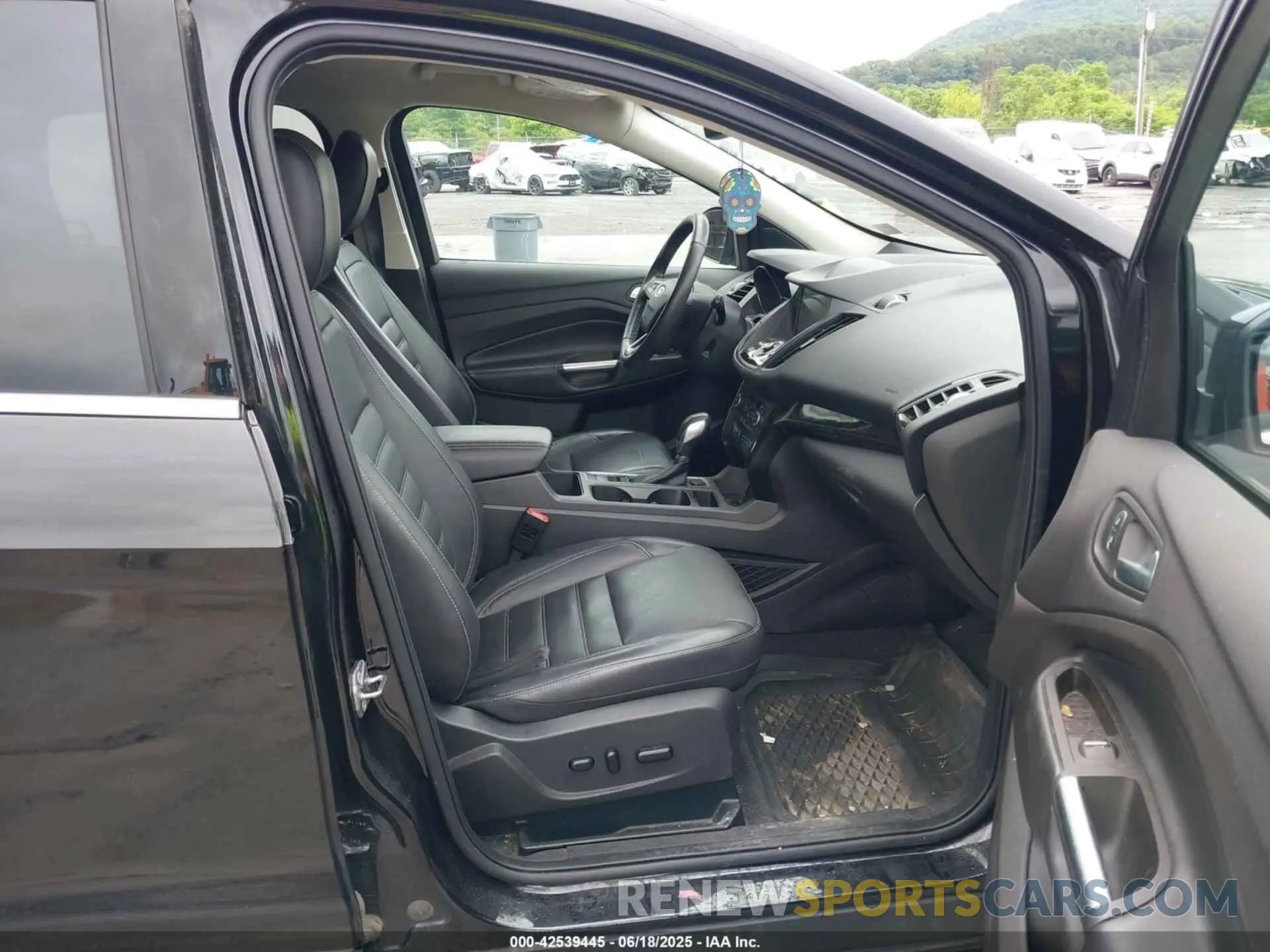 5 Photograph of a damaged car 1FMCU9J95KUA09190 FORD ESCAPE 2019