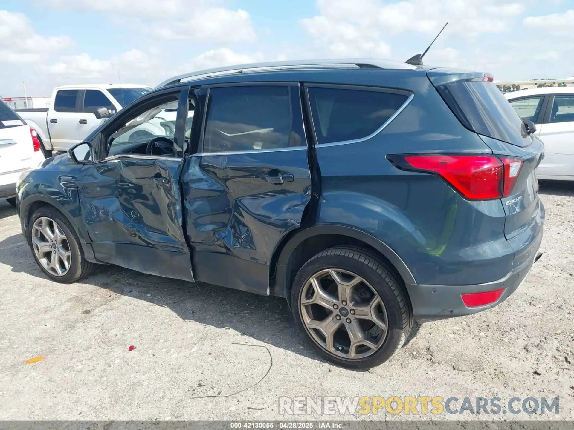 18 Фотография поврежденного автомобиля 1FMCU9J98KUA09510 FORD ESCAPE 2019