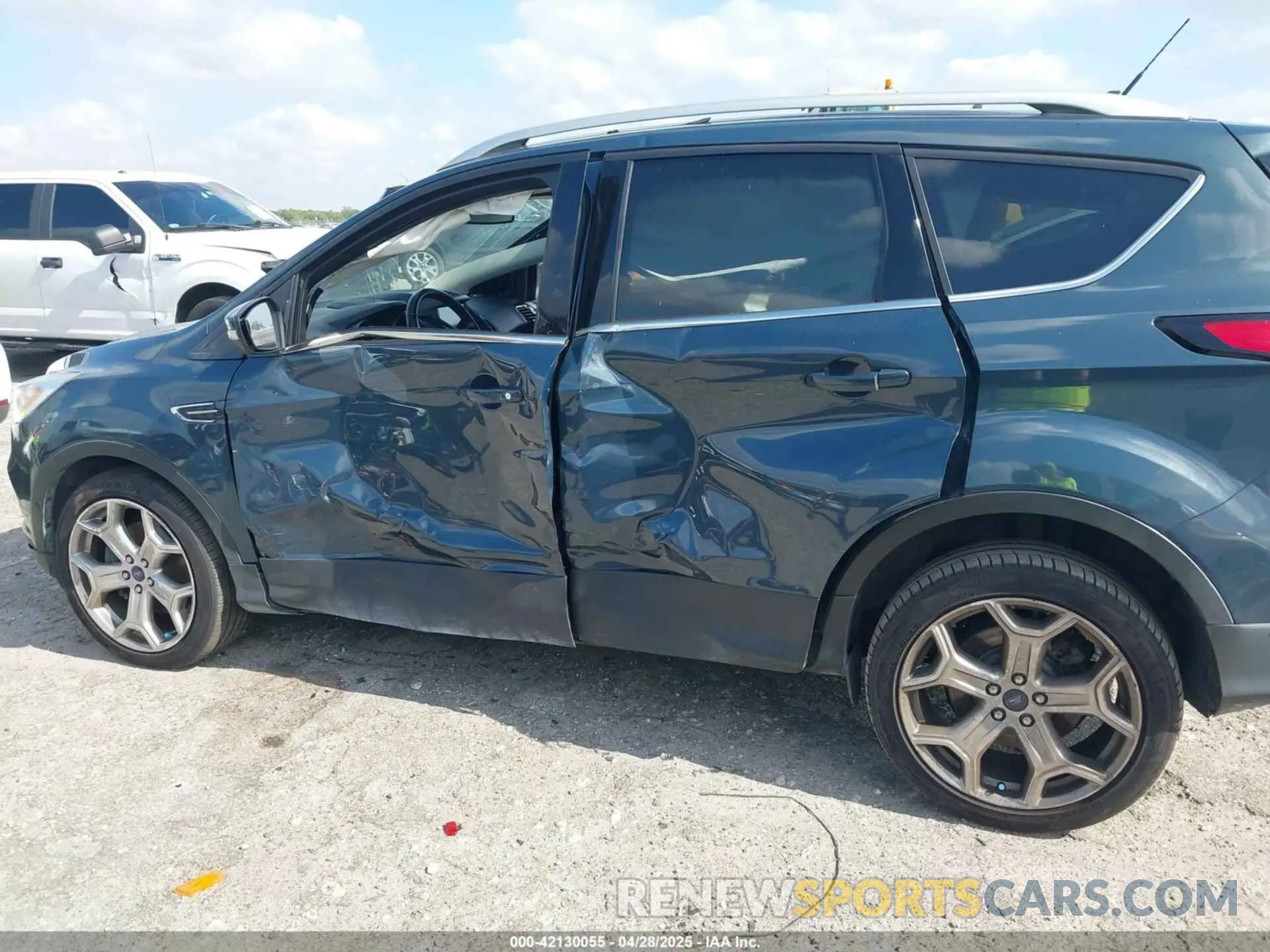 19 Фотография поврежденного автомобиля 1FMCU9J98KUA09510 FORD ESCAPE 2019