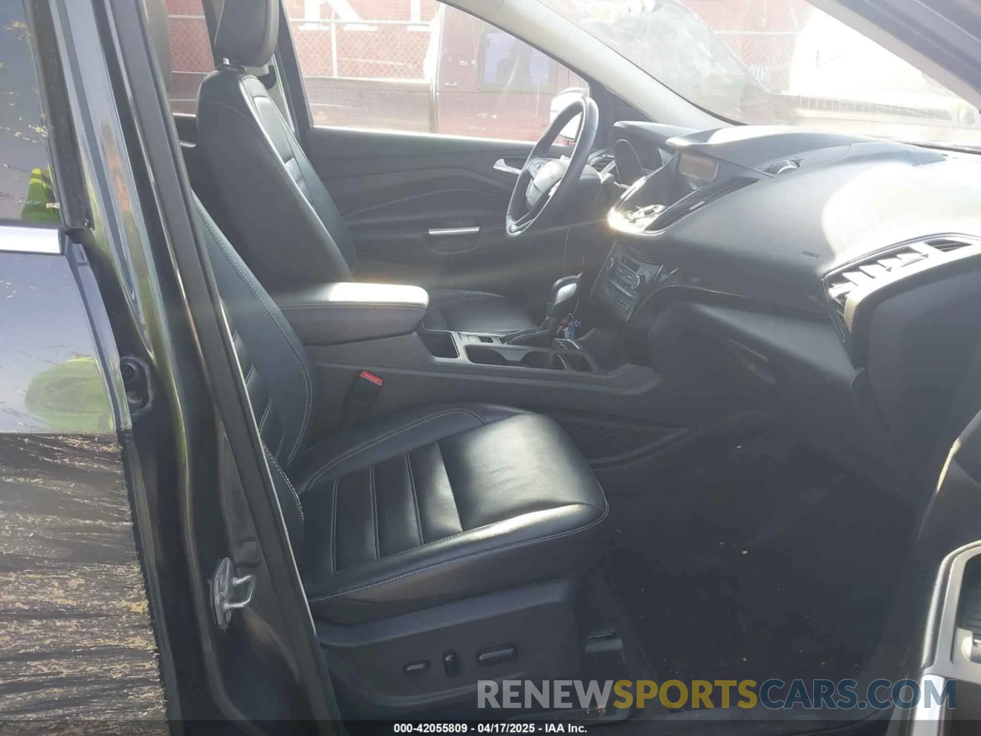 5 Photograph of a damaged car 1FMCU9J99KUA48204 FORD ESCAPE 2019