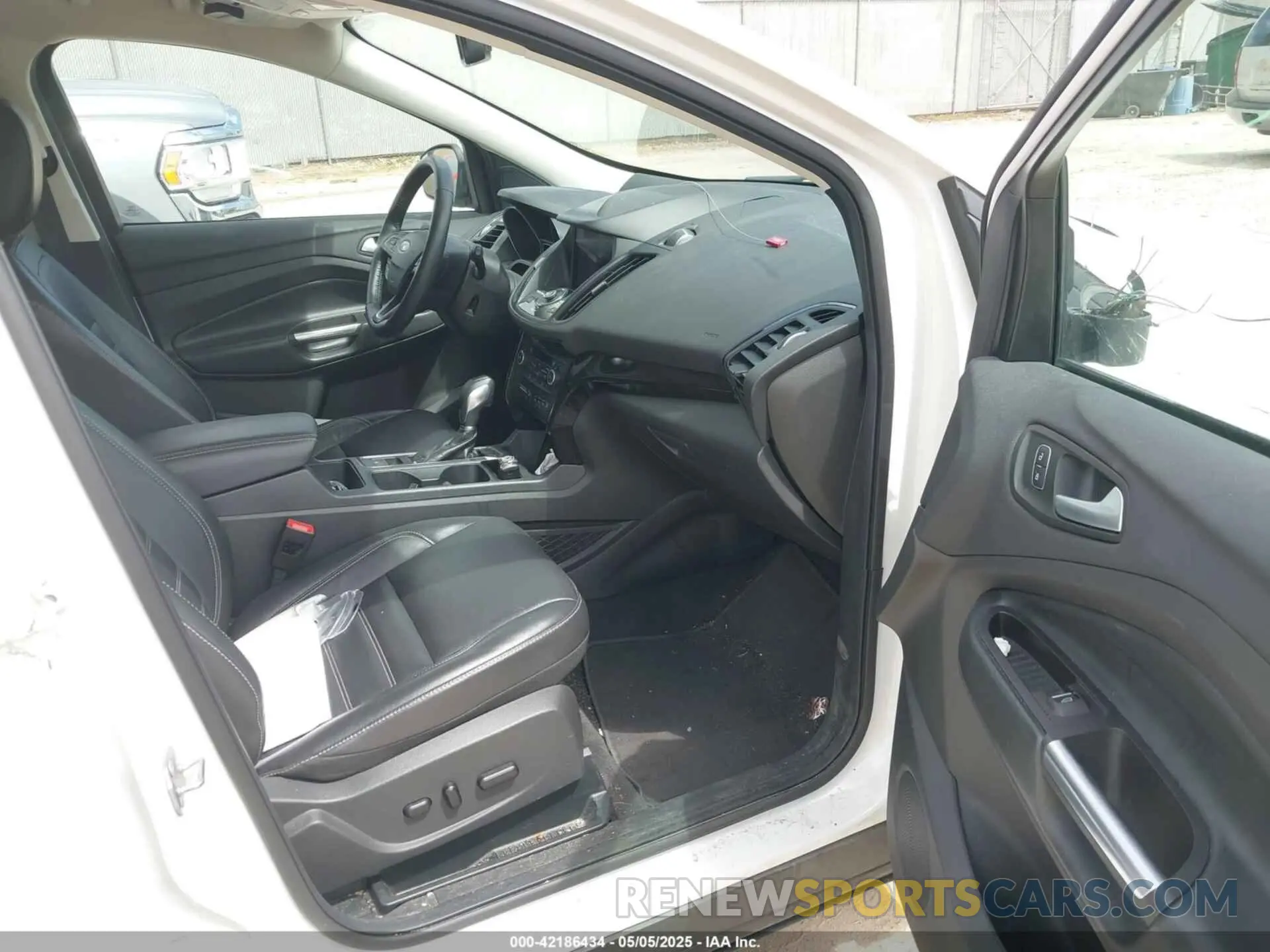 5 Photograph of a damaged car 1FMCU9J99KUC21963 FORD ESCAPE 2019
