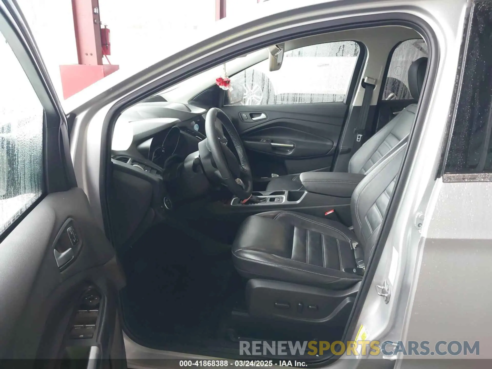 5 Photograph of a damaged car 1FMCU9J9XKUA37695 FORD ESCAPE 2019