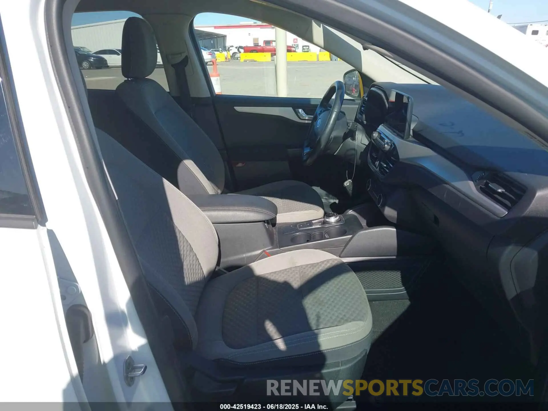 5 Photograph of a damaged car 1FMCU0BZ0LUA84259 FORD ESCAPE 2020