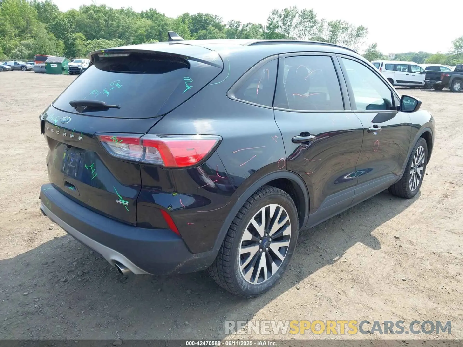 17 Photograph of a damaged car 1FMCU0BZ1LUB81650 FORD ESCAPE 2020