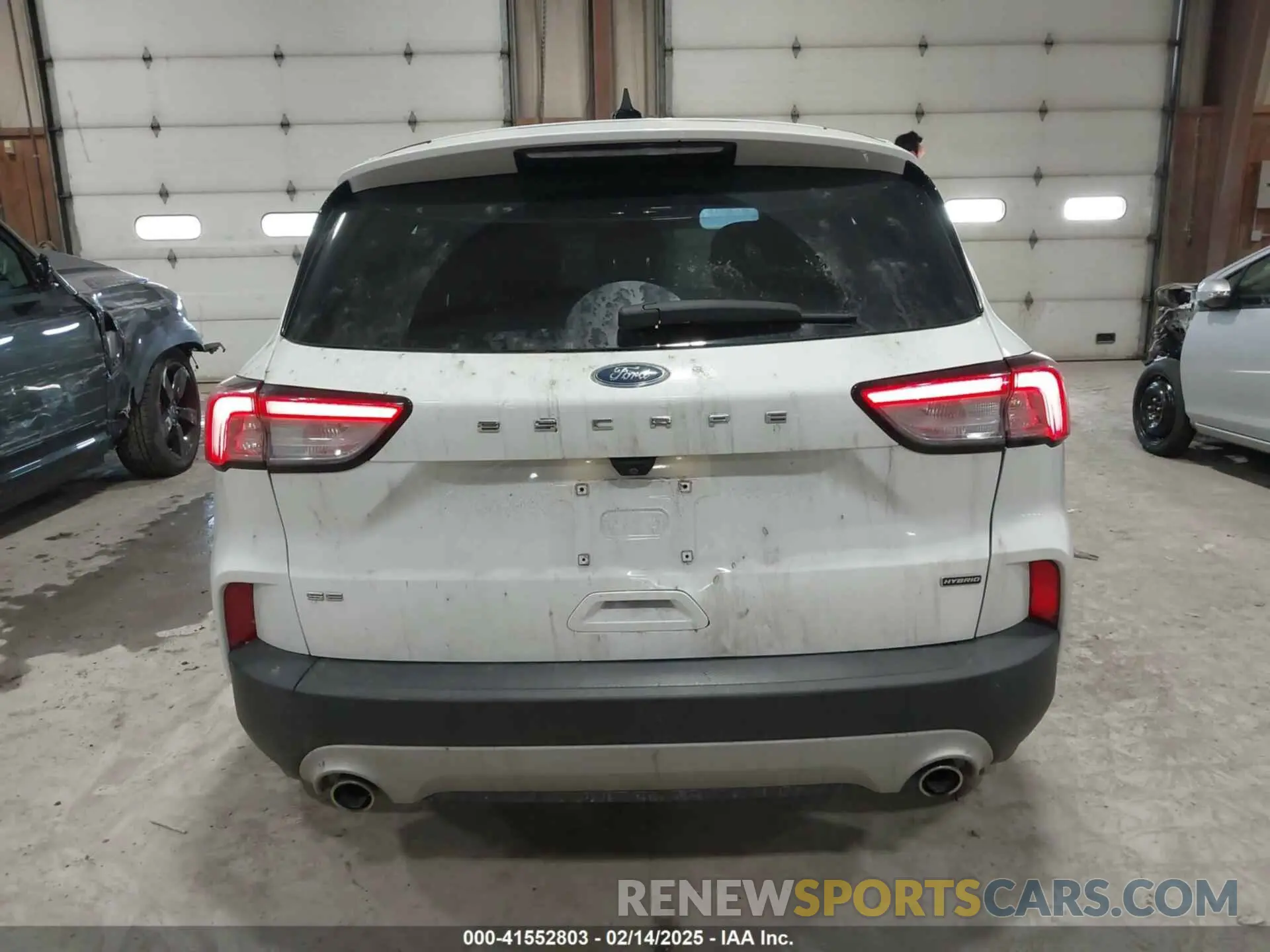 17 Photograph of a damaged car 1FMCU0BZ5LUB09995 FORD ESCAPE 2020