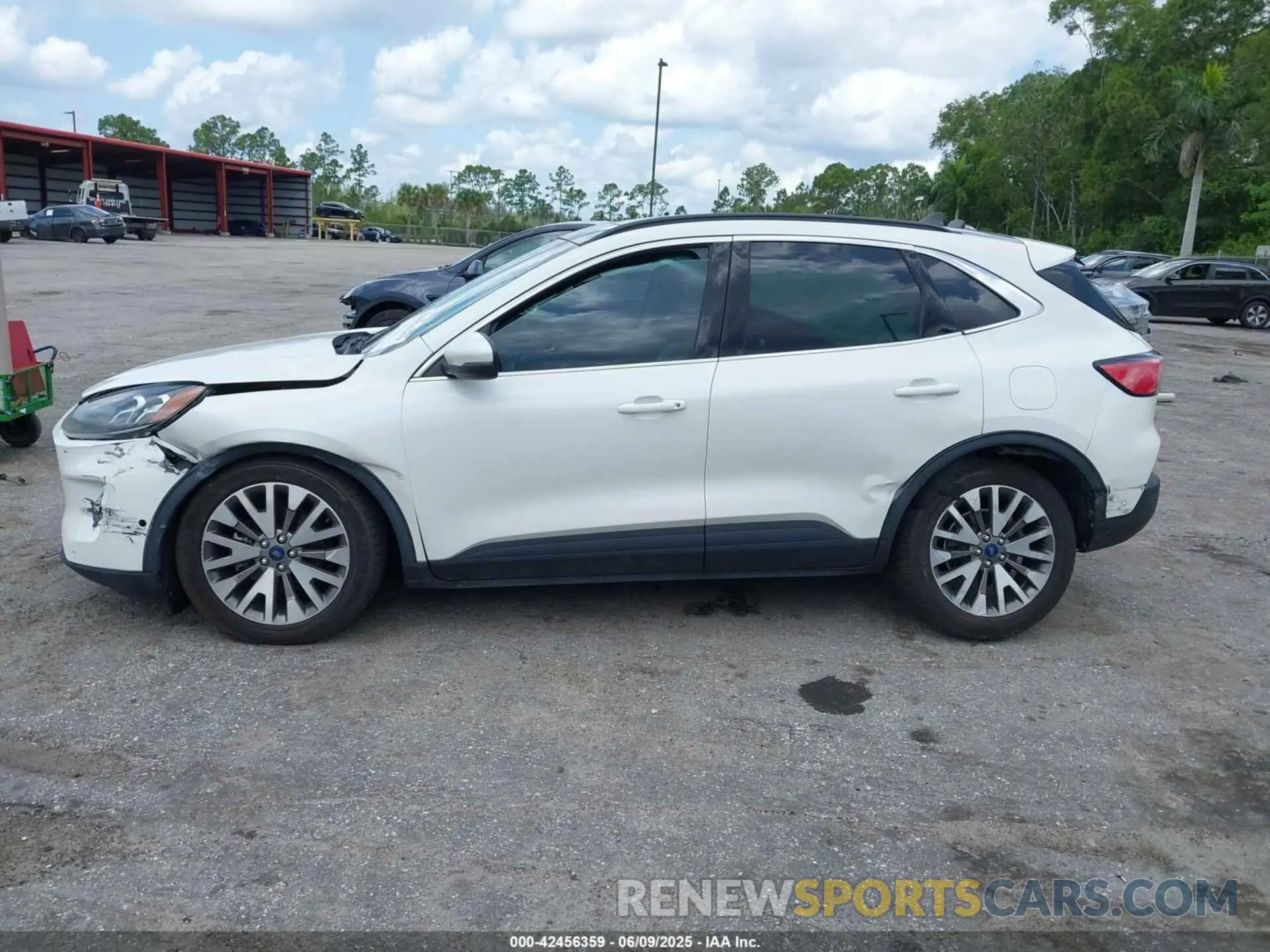 15 Photograph of a damaged car 1FMCU0DZ3LUC07842 FORD ESCAPE 2020