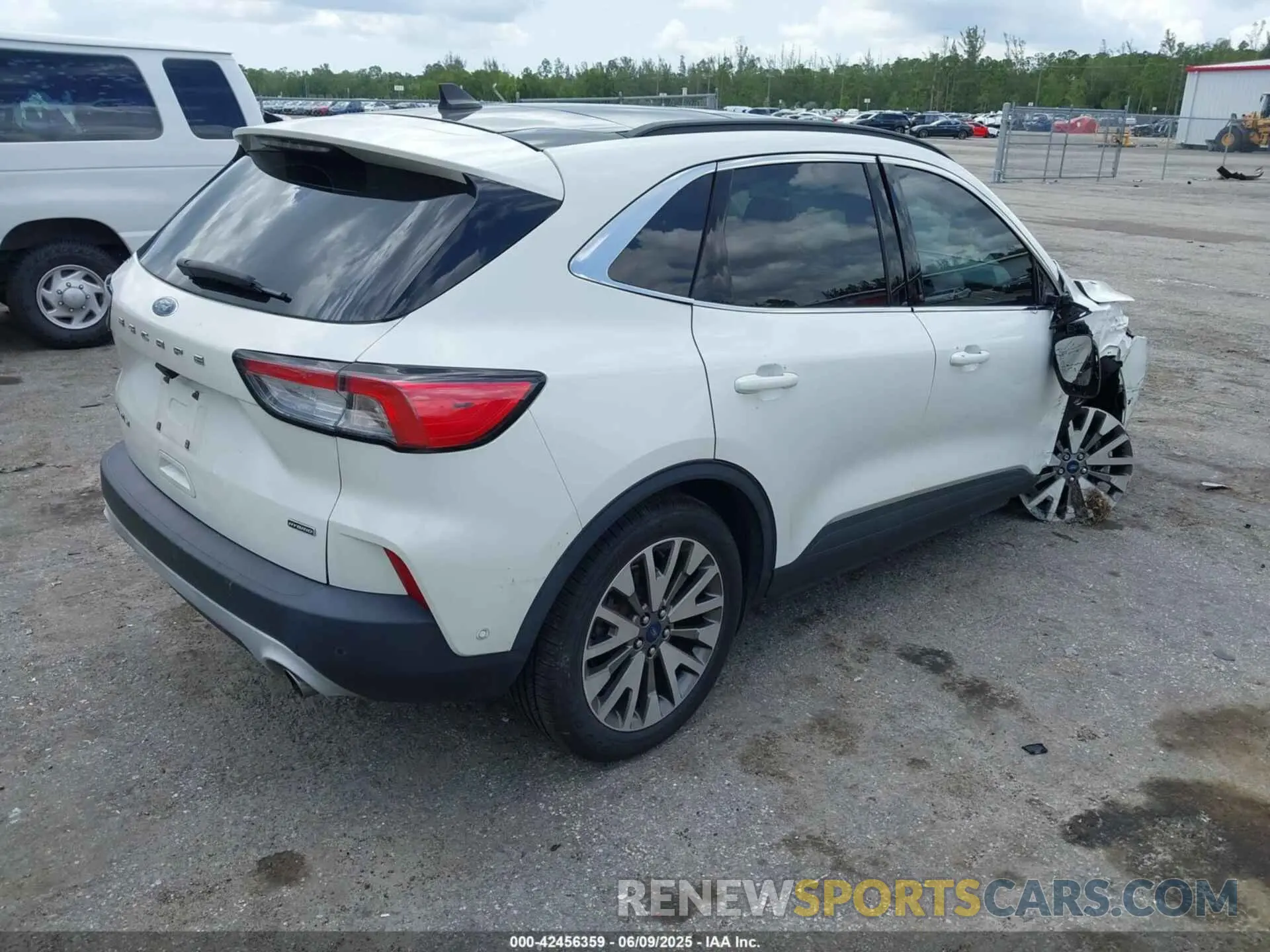 4 Photograph of a damaged car 1FMCU0DZ3LUC07842 FORD ESCAPE 2020