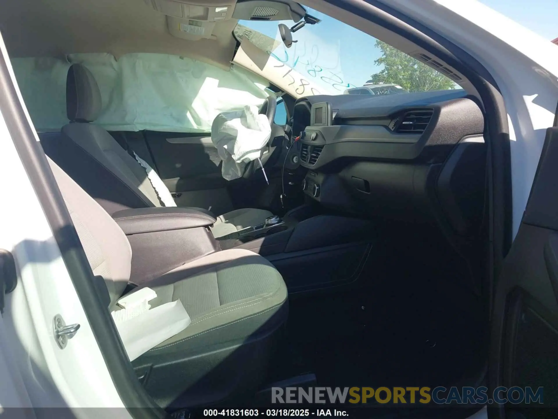 5 Photograph of a damaged car 1FMCU0F61LUA35846 FORD ESCAPE 2020