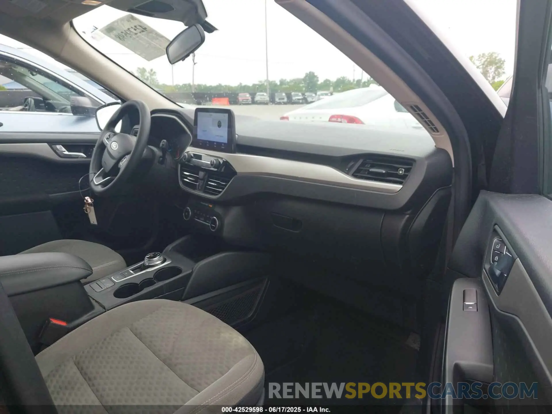 5 Photograph of a damaged car 1FMCU0G60LUA83398 FORD ESCAPE 2020