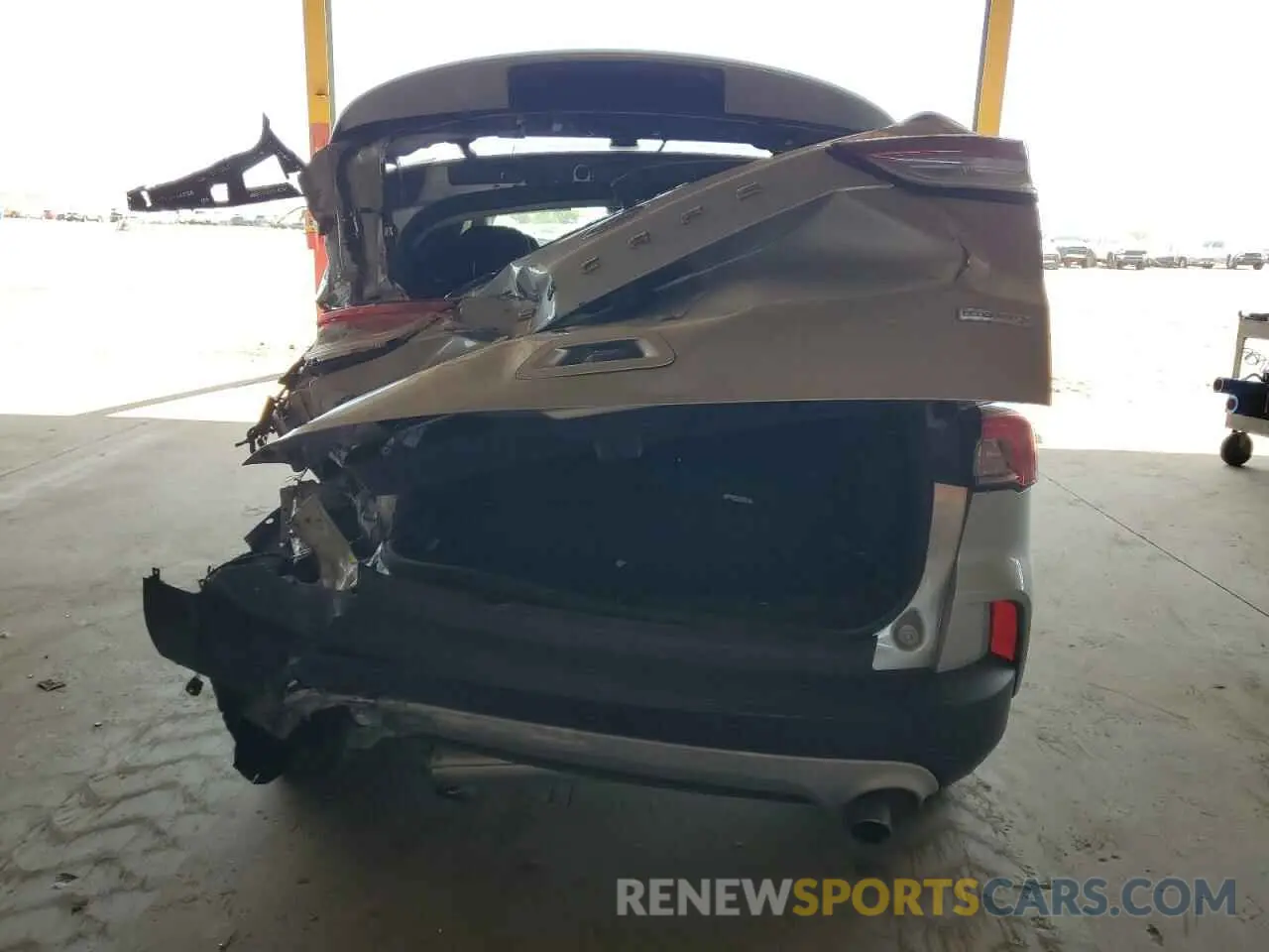 6 Photograph of a damaged car 1FMCU0G60LUB31109 FORD ESCAPE 2020