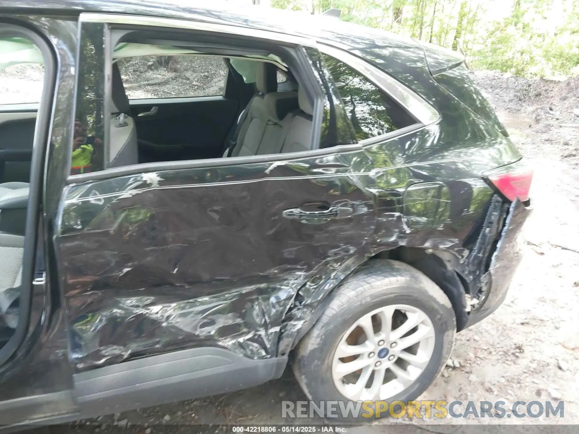 6 Photograph of a damaged car 1FMCU0G62LUC04223 FORD ESCAPE 2020