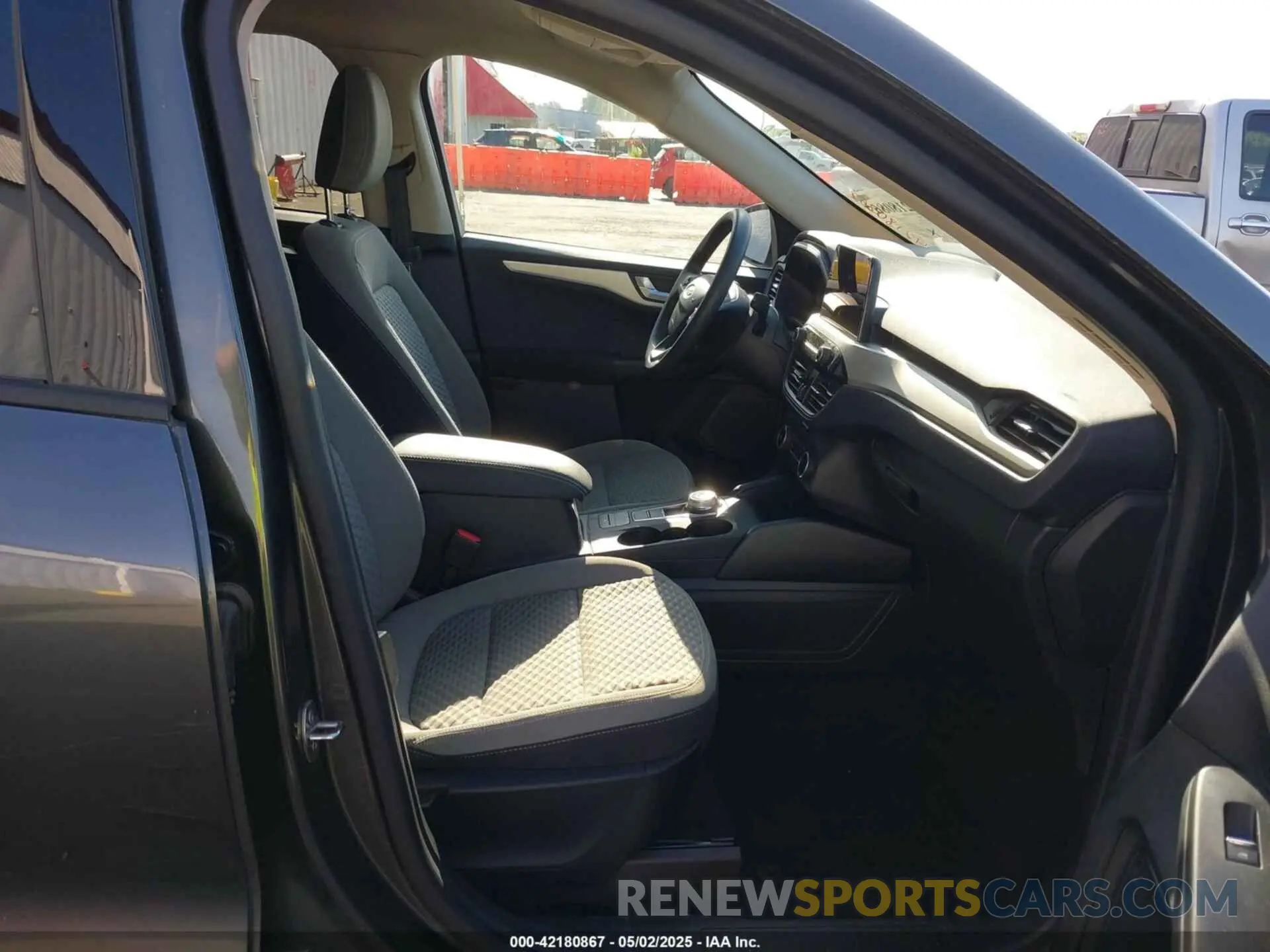 5 Photograph of a damaged car 1FMCU0G65LUB92150 FORD ESCAPE 2020