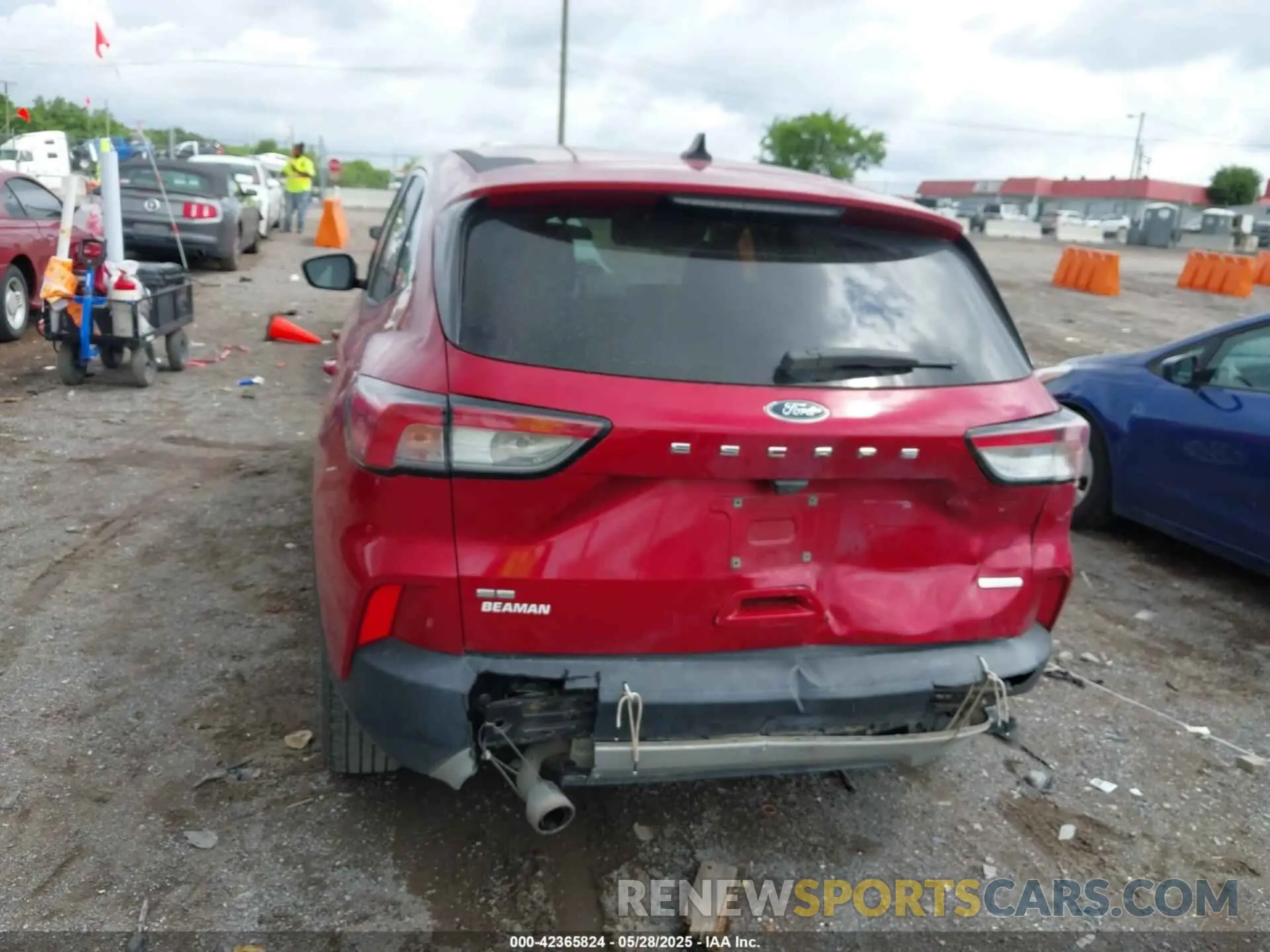 6 Photograph of a damaged car 1FMCU0G66LUC15032 FORD ESCAPE 2020