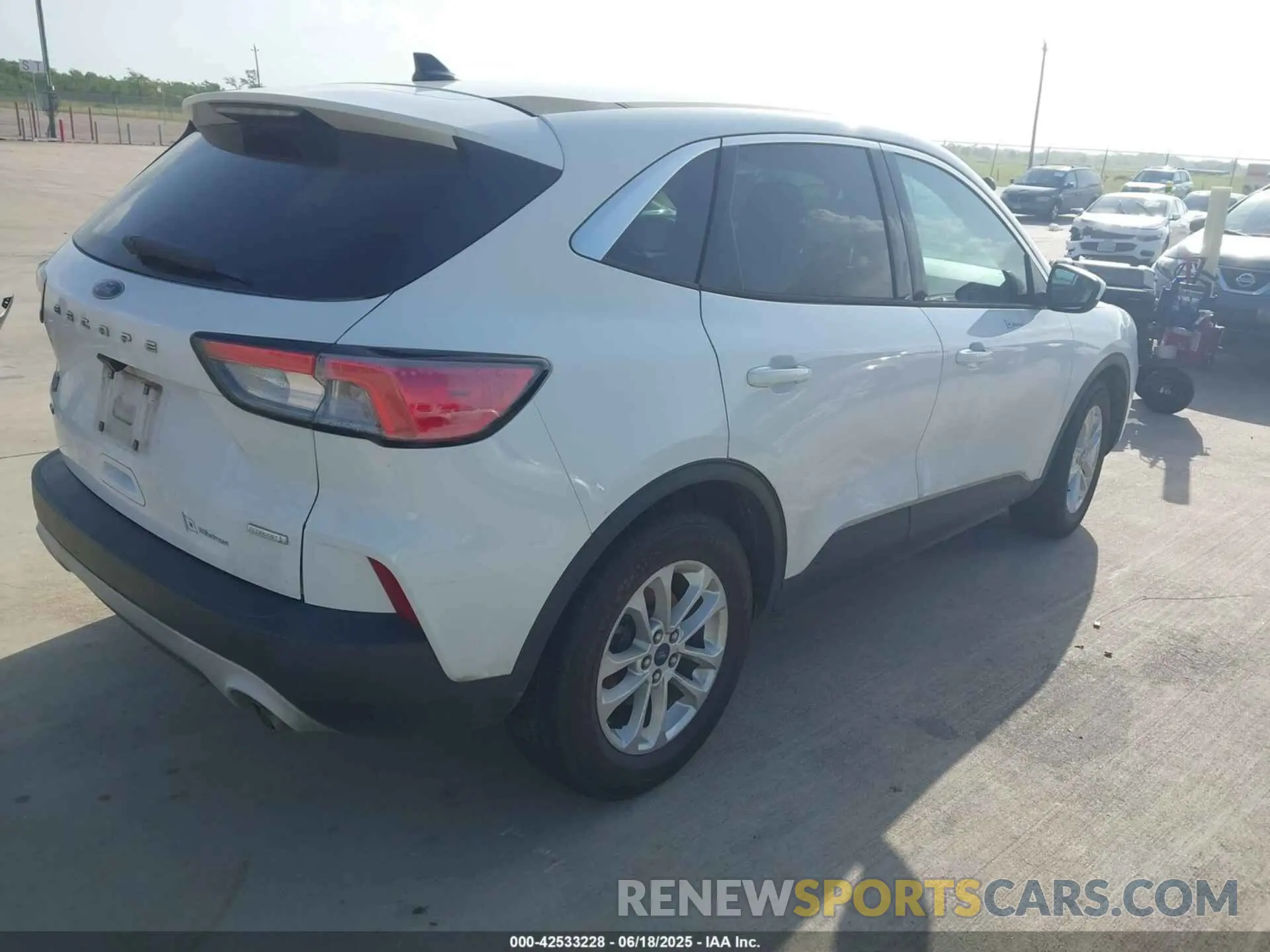 4 Photograph of a damaged car 1FMCU0G67LUA10190 FORD ESCAPE 2020