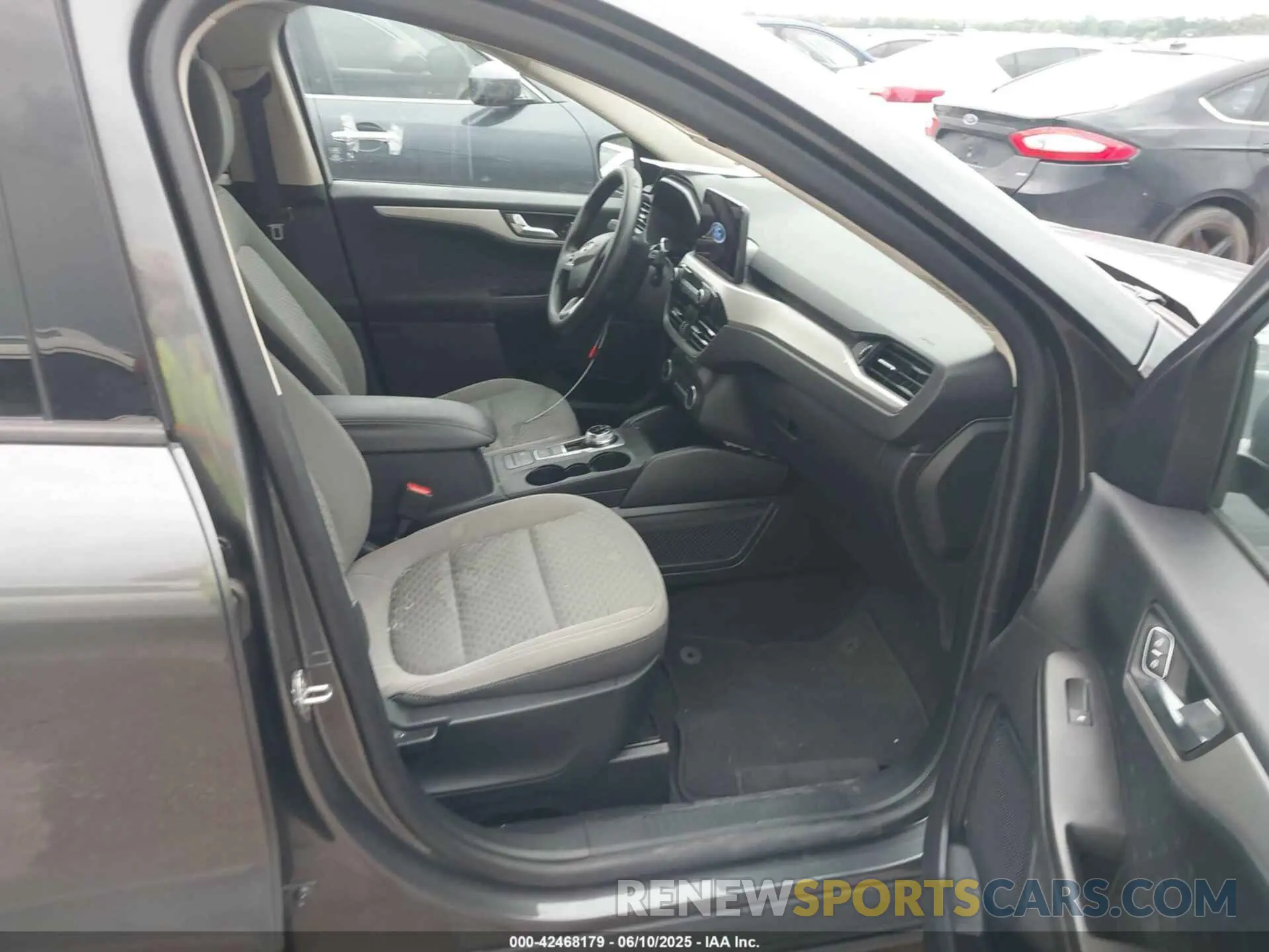 5 Фотография поврежденного автомобиля 1FMCU0G68LUA75081 FORD ESCAPE 2020