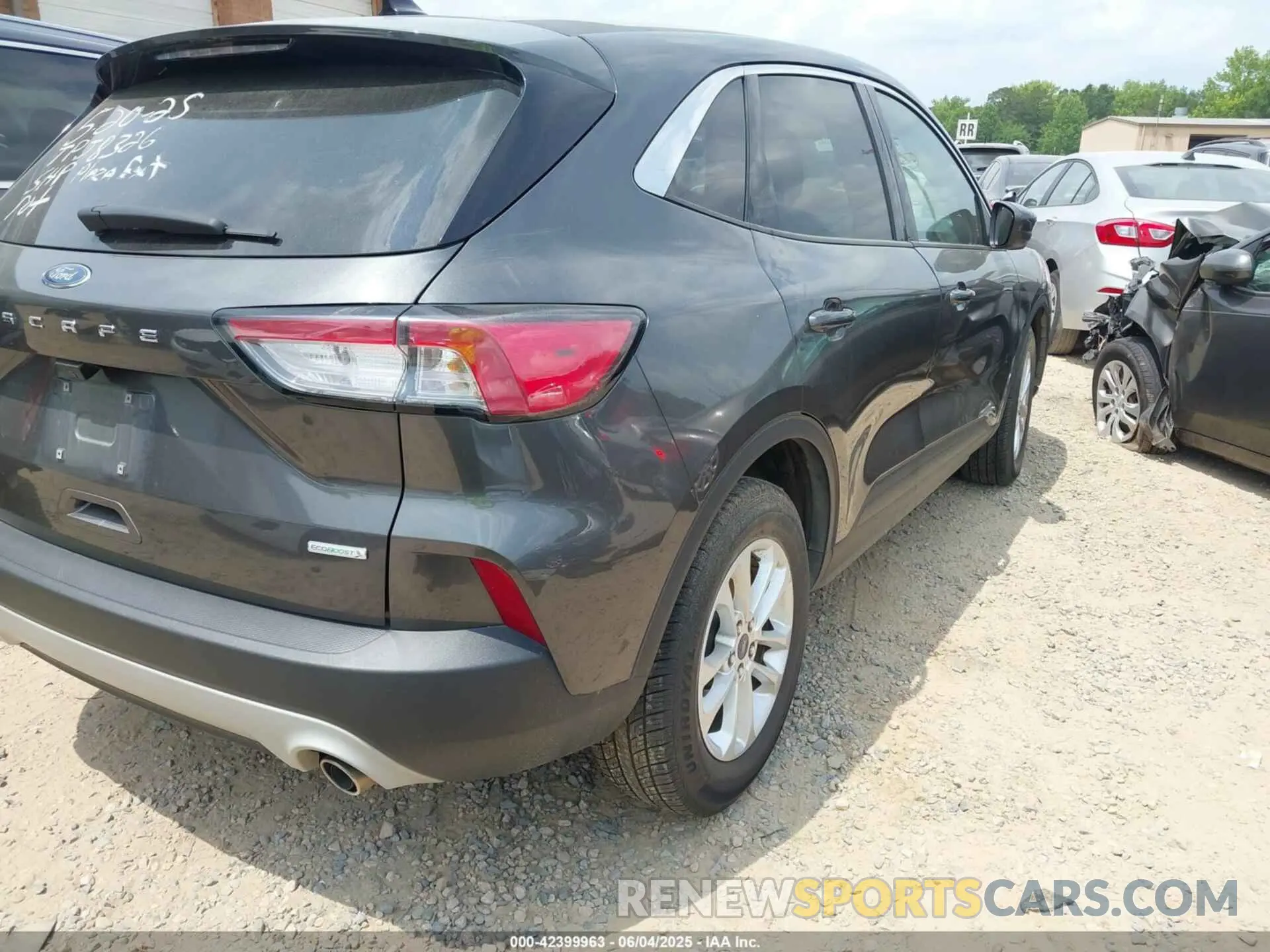 4 Photograph of a damaged car 1FMCU0G69LUA67782 FORD ESCAPE 2020